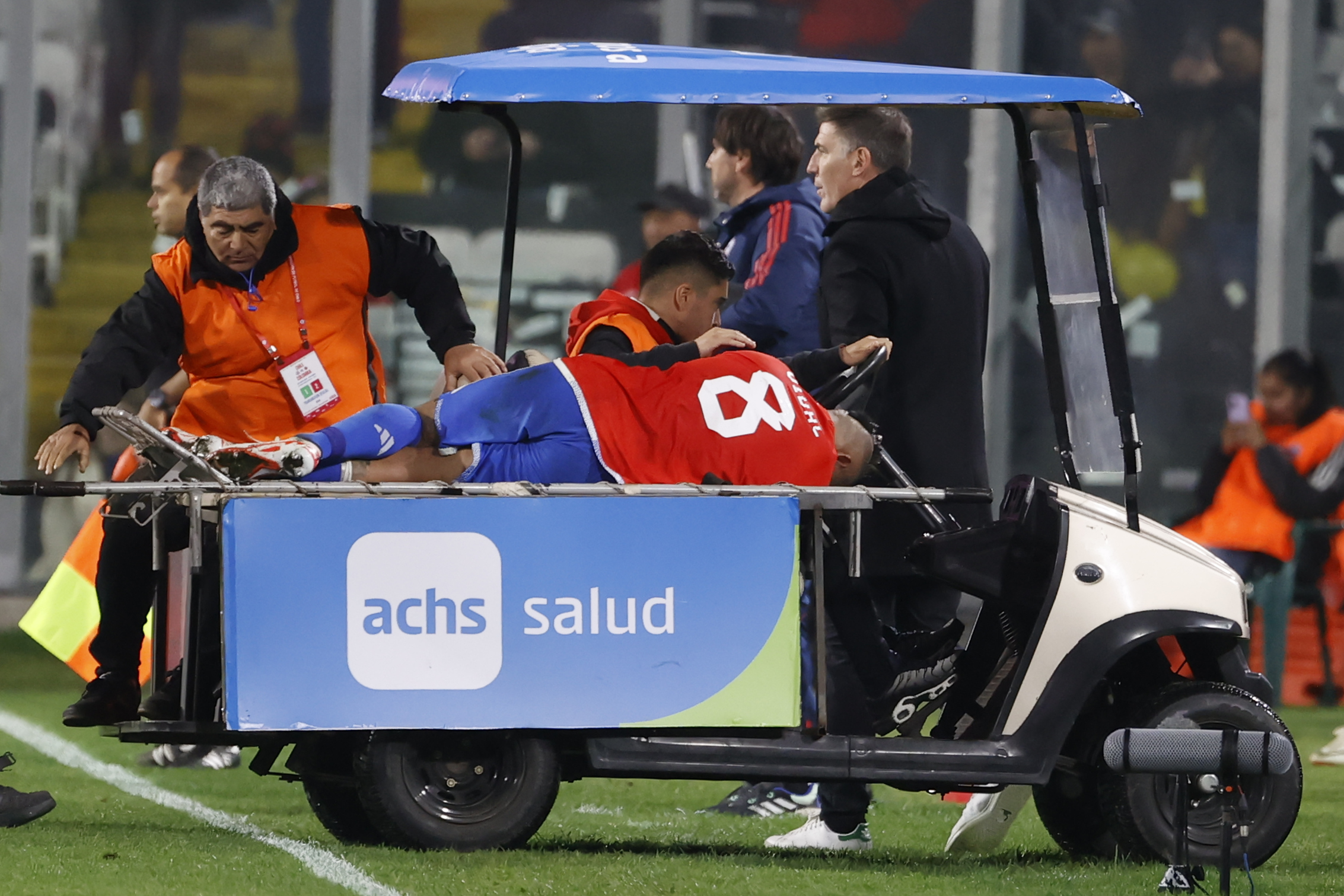 ¿Qué pasó con Arturo Vidal?: salió en ambulancia del partido contra Colombia