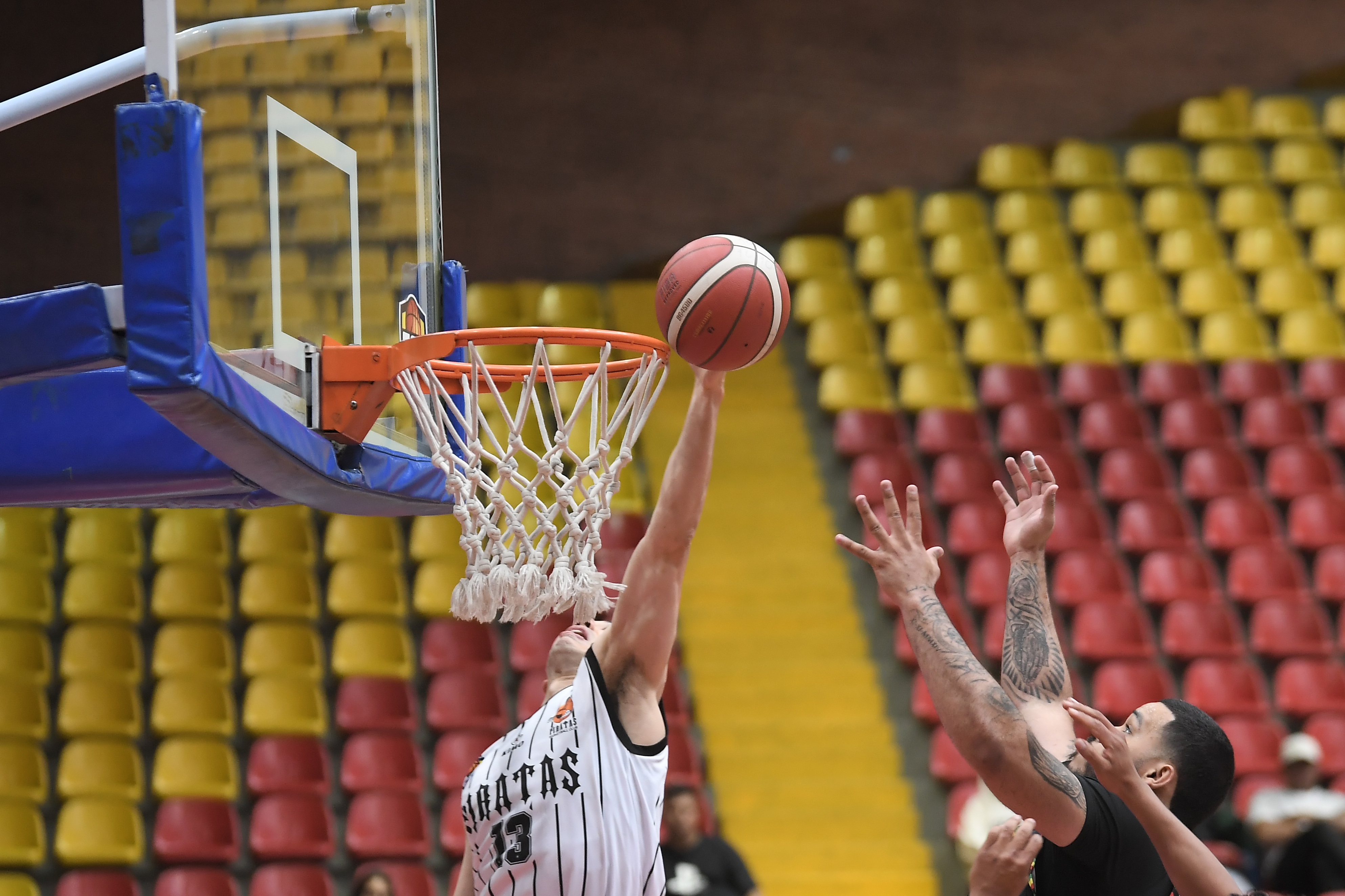 Balón al aire: la Liga de Baloncesto regresa entre dudas y un nuevo impulso