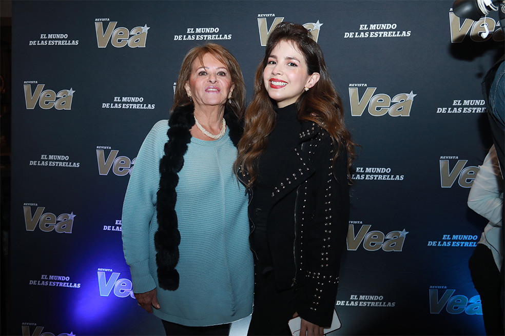 ARELYS HENAO CON PERSONAJES DE LA NOVELA