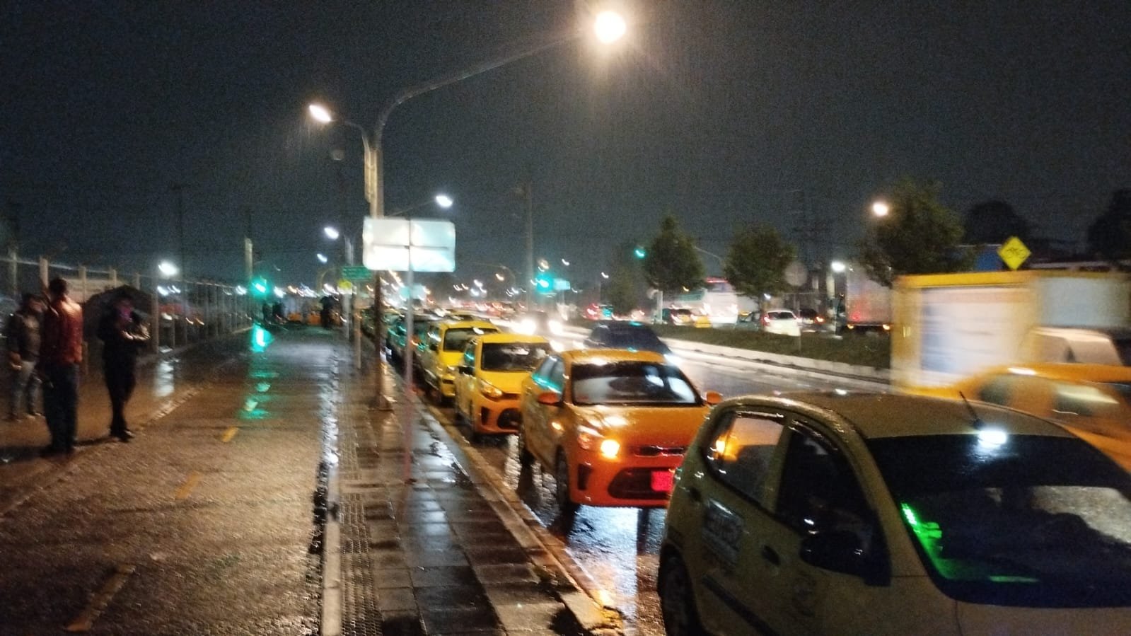 Bogotá: se recupera la movilidad en la calle 26 y otras vías tras protestas de taxistas
