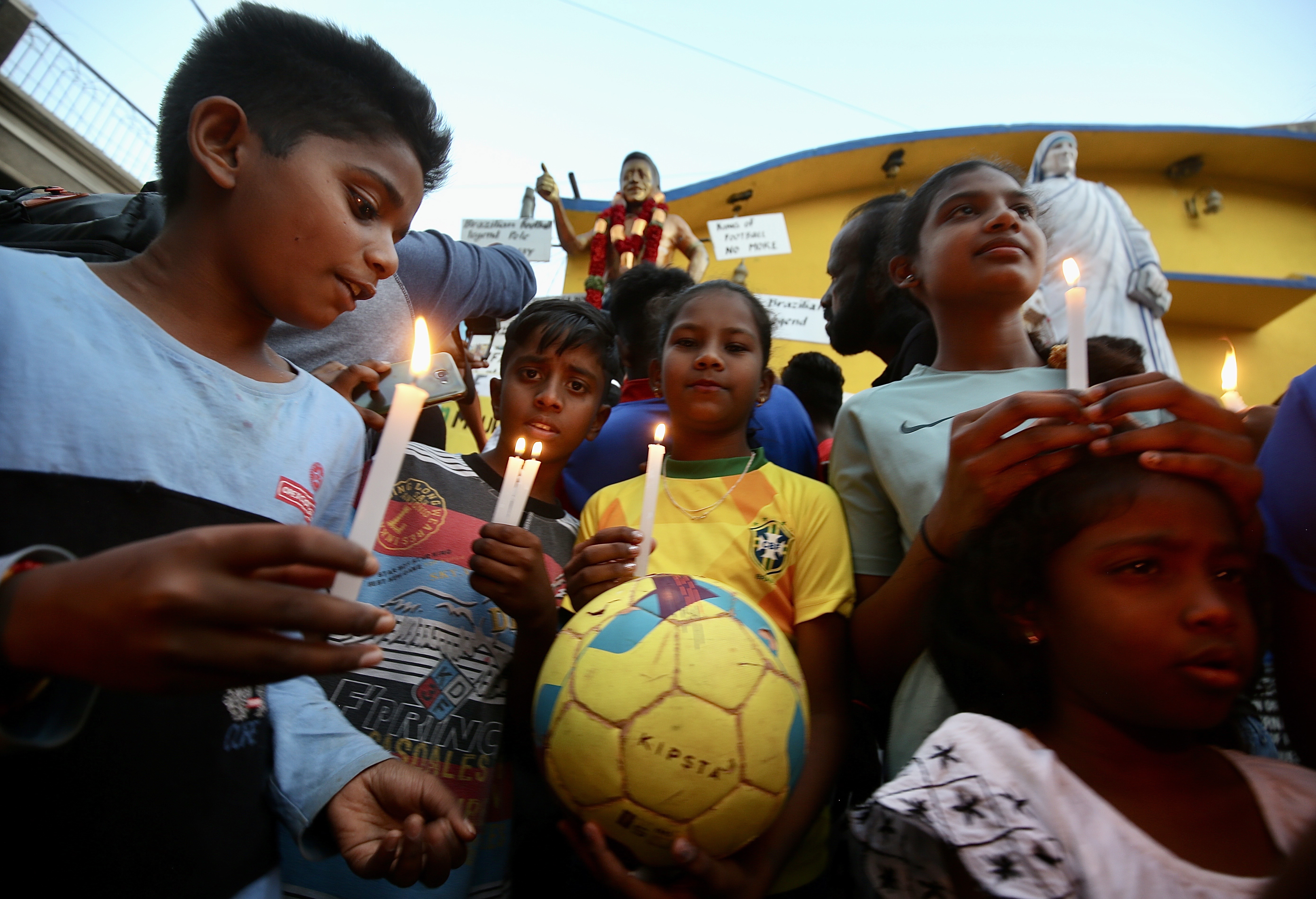 Así le rinden tributo al “rey del fútbol”