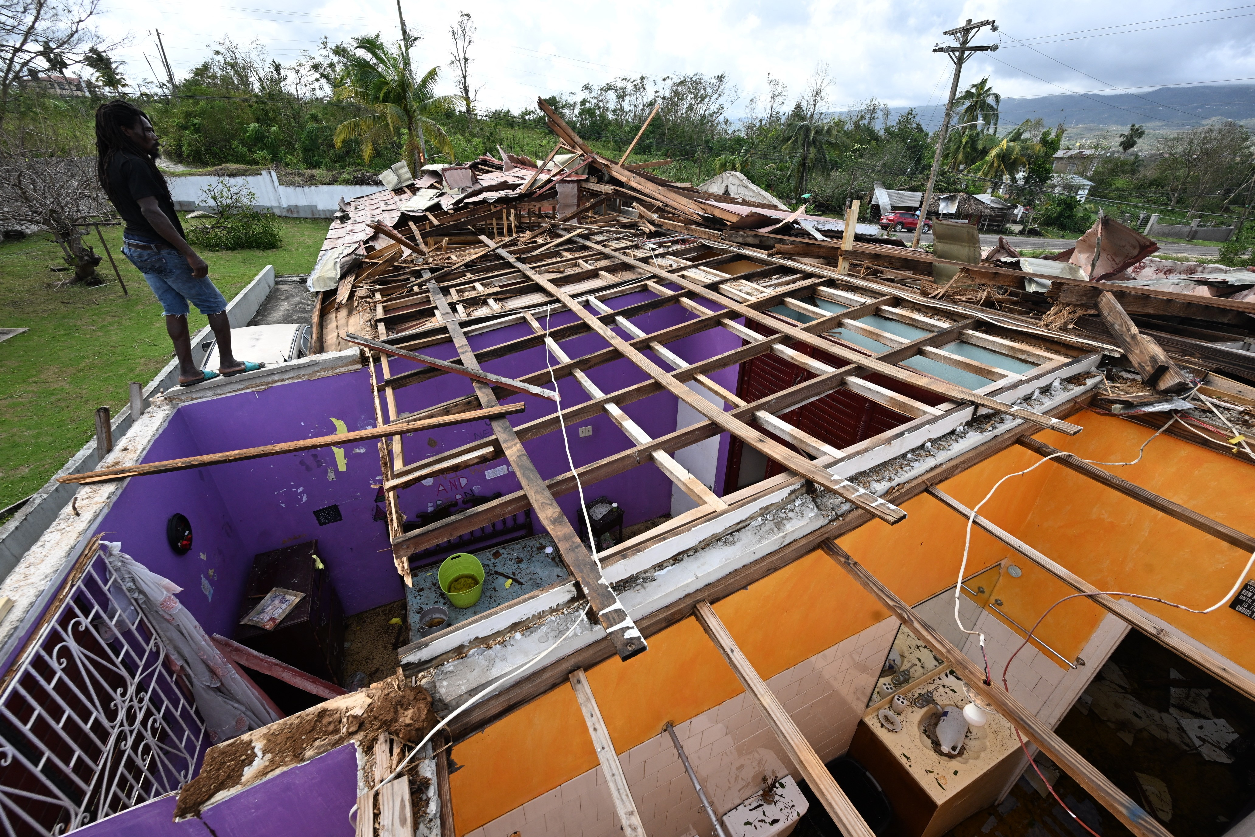 “Me quedé sin nada, pero al menos vivo”: voces en medio de la devastación de Melissa