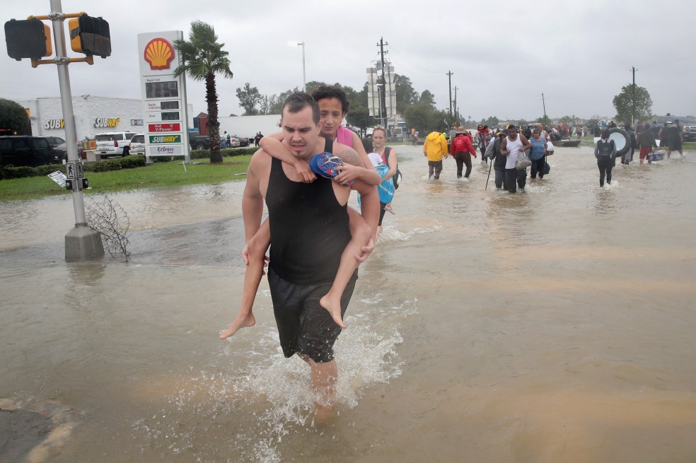  Ciudadanos evacúan por su cuenta sus casas en Houston, una de las zonas más afectadas por las inundaciones que dejó el paso de Harvey. / AFP