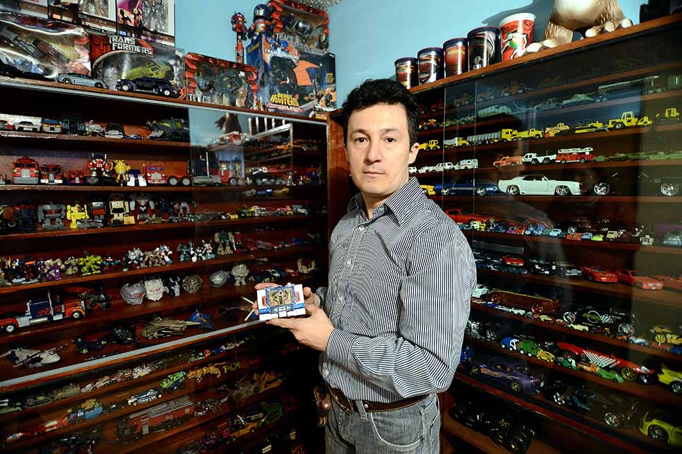 Juan Carlos Peña sostiene a Soundwave, uno de los Transformers clásicos. / Pamela Aristizábal