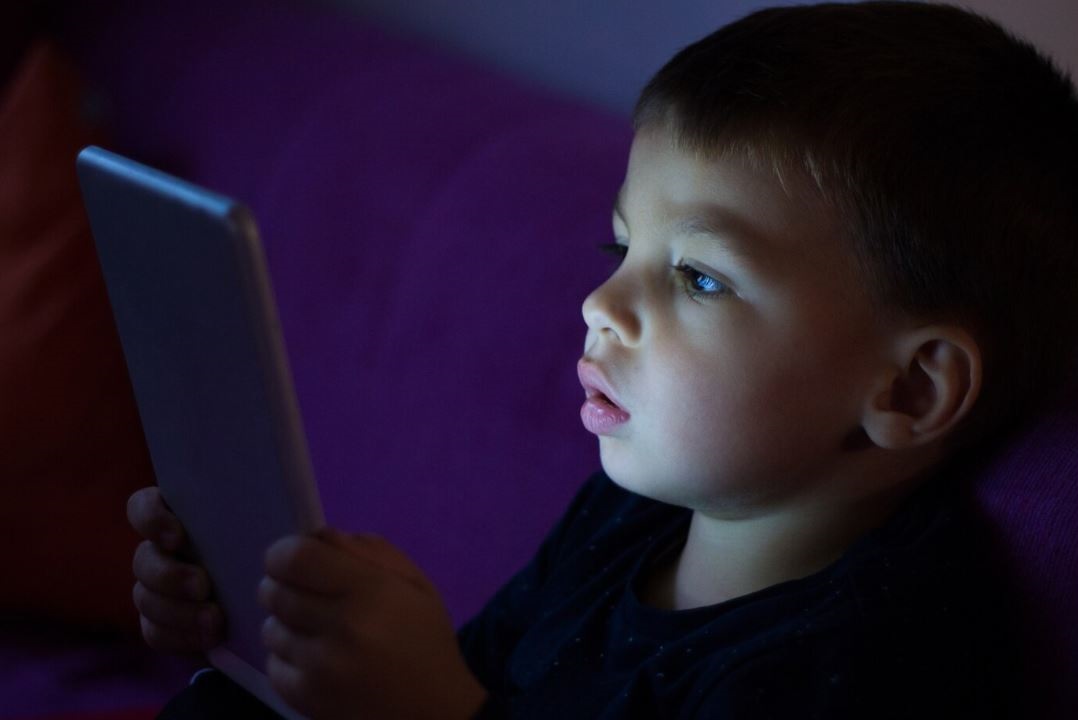 Sedentarismo, uso de pantallas y los riesgos para la salud de sus hijos