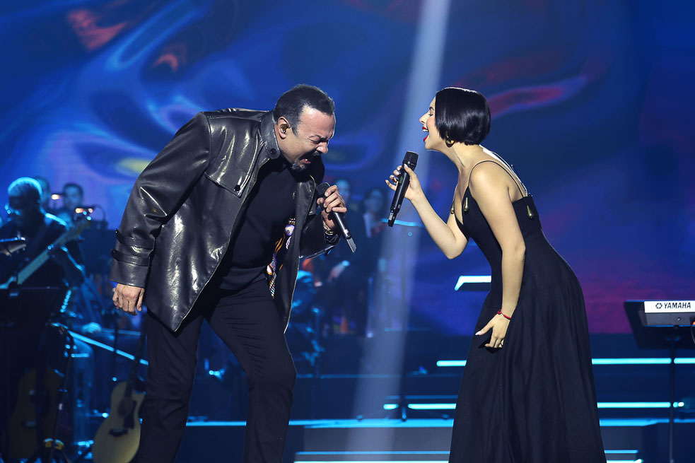 Ángela Aguilar y Pepe Aguilar interpretaron 'El valor de seguir adelante', tema que la italiana dedicó a Fabrizio, su padre.