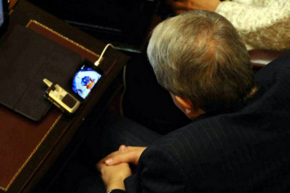 Prohíben a legisladores de Pekín usar celular en el plenario anual