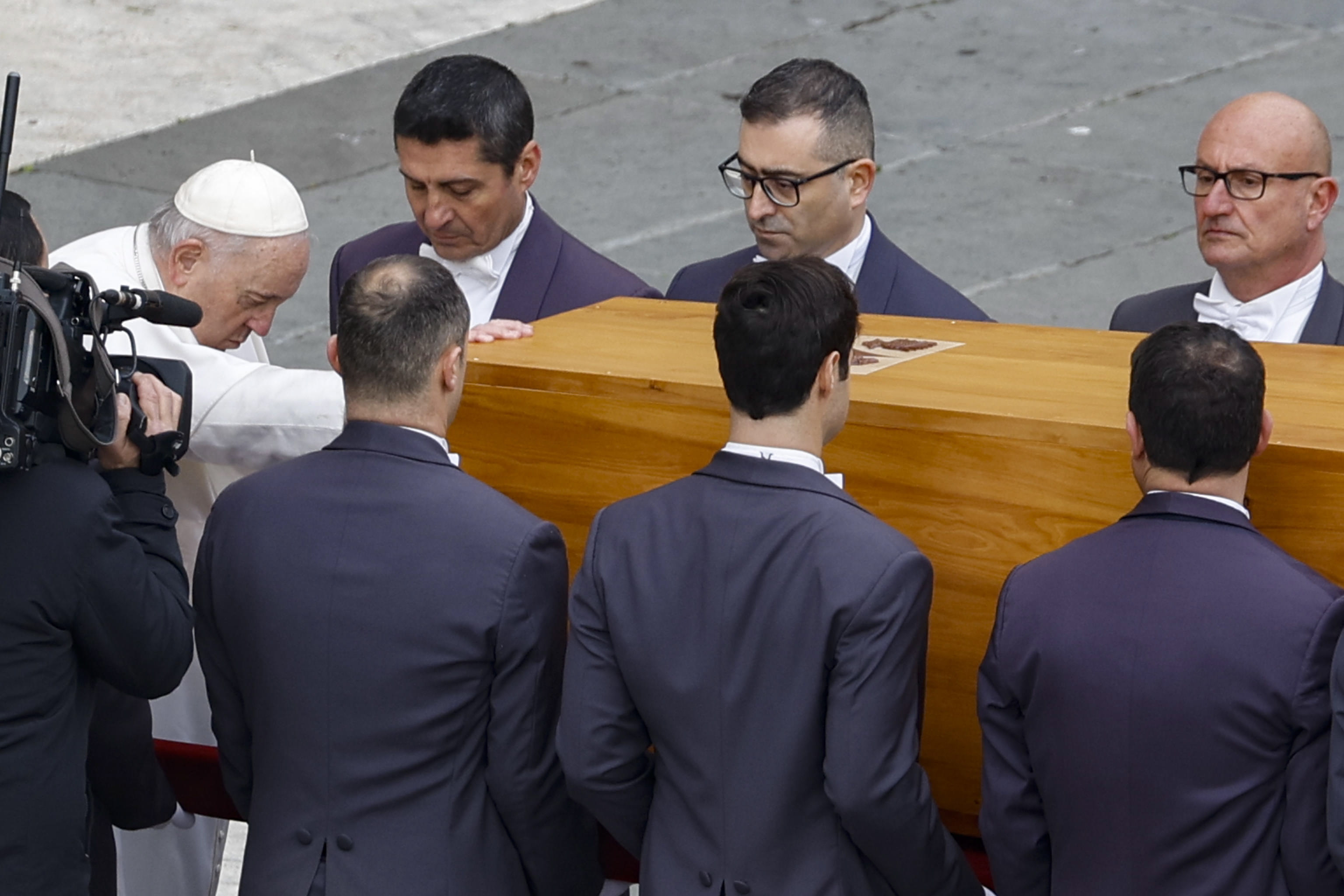 Vatican City (Vatican City State (holy See)), 05/01/2023.- Pope Francis (L) blesses the coffin carrying the body of Pope Emeritus Benedict XVI (Joseph Ratzinger) during the pontiff's funeral ceremony in Saint Peter's Square, in Vatican City, 05 January 2023. Former Pope Benedict XVI died on 31 December 2022 at his Vatican residence, at the age 95. (Papa) EFE/EPA/FABIO FRUSTACI