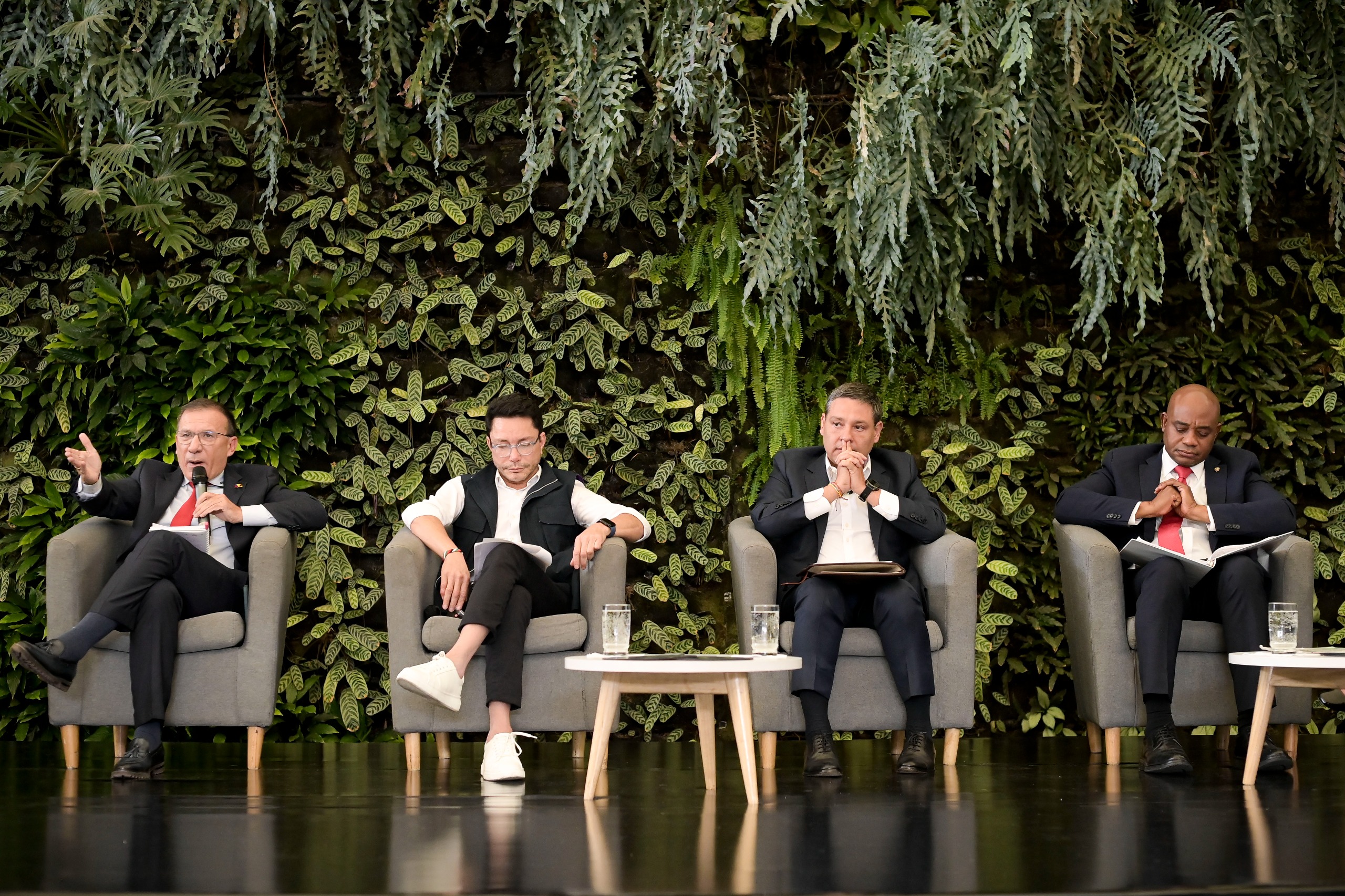 Foro presidencial sobre propuestas en materia energética dejó pullas a Cepeda y Valencia