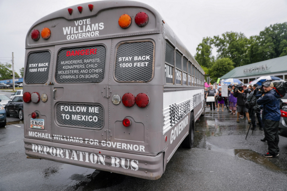 El ‘autobús de deportación’, la polémica campaña por la gobernación de Georgia
