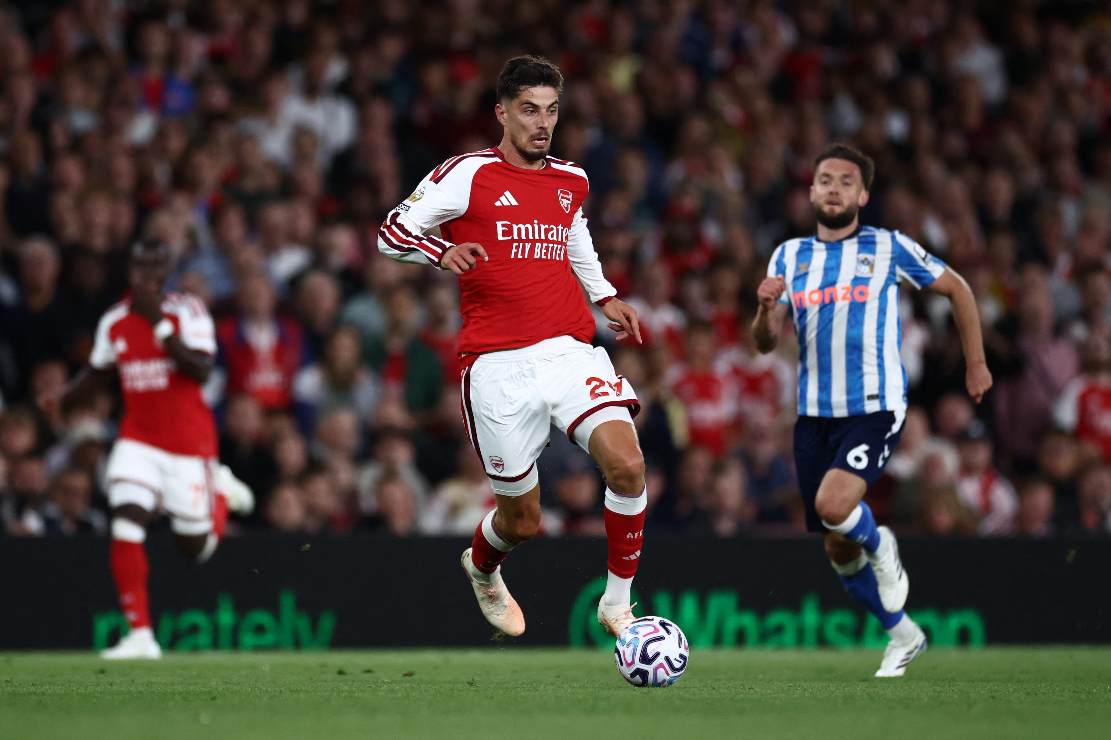 Arsenal arrancó con goleada la defensa de su título en la Premier League