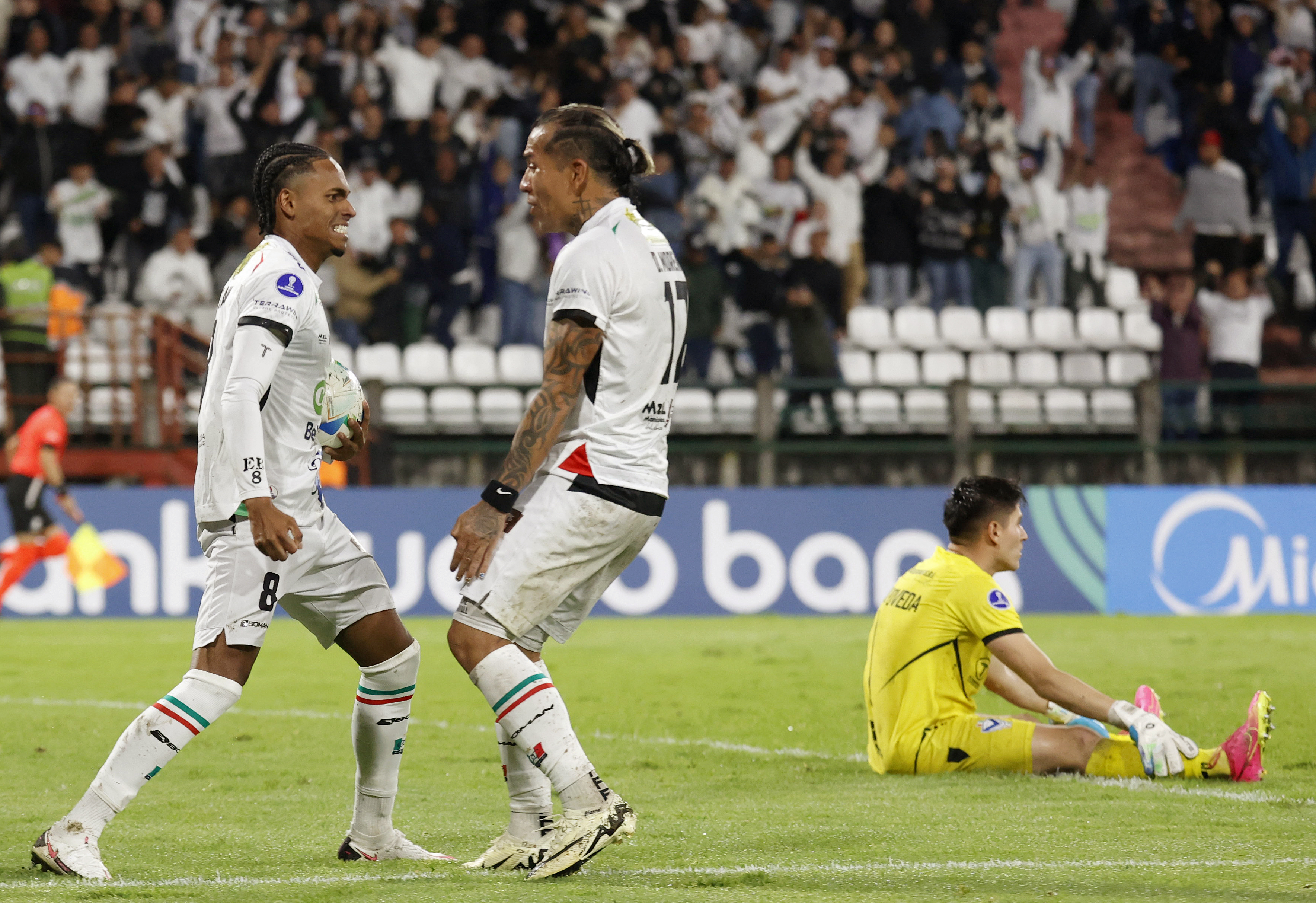 Esteban Beltrán (izq.) y Dayro Moreno celebran el gol con el que Once Caldas se impuso al GV San José de Bolivia.
