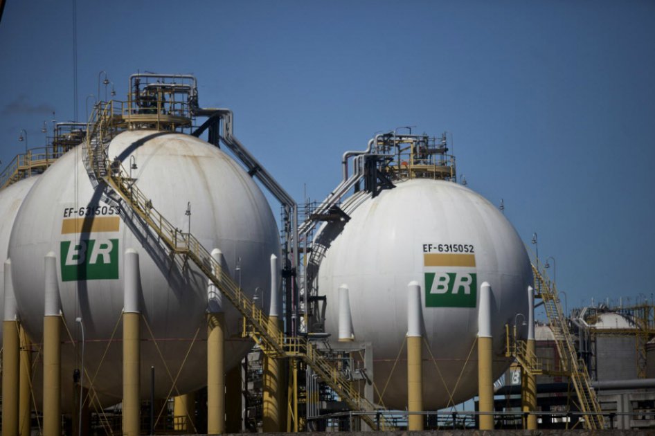 Acciones de Petrobras se hunden más de 7% tras rebaja de nota de Moody’s