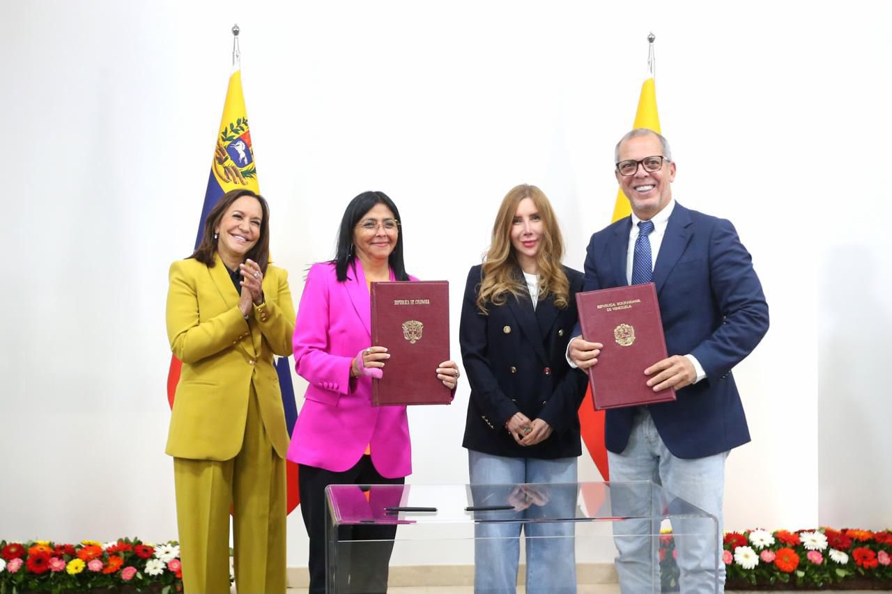 Alfredo Saade, jefe de despacho de Gustavo Petro, en Caracas, junto con la ministra de Comercio, Diana Morales, y la vicepresidenta de Venezuela, Delcy Rodríguez.