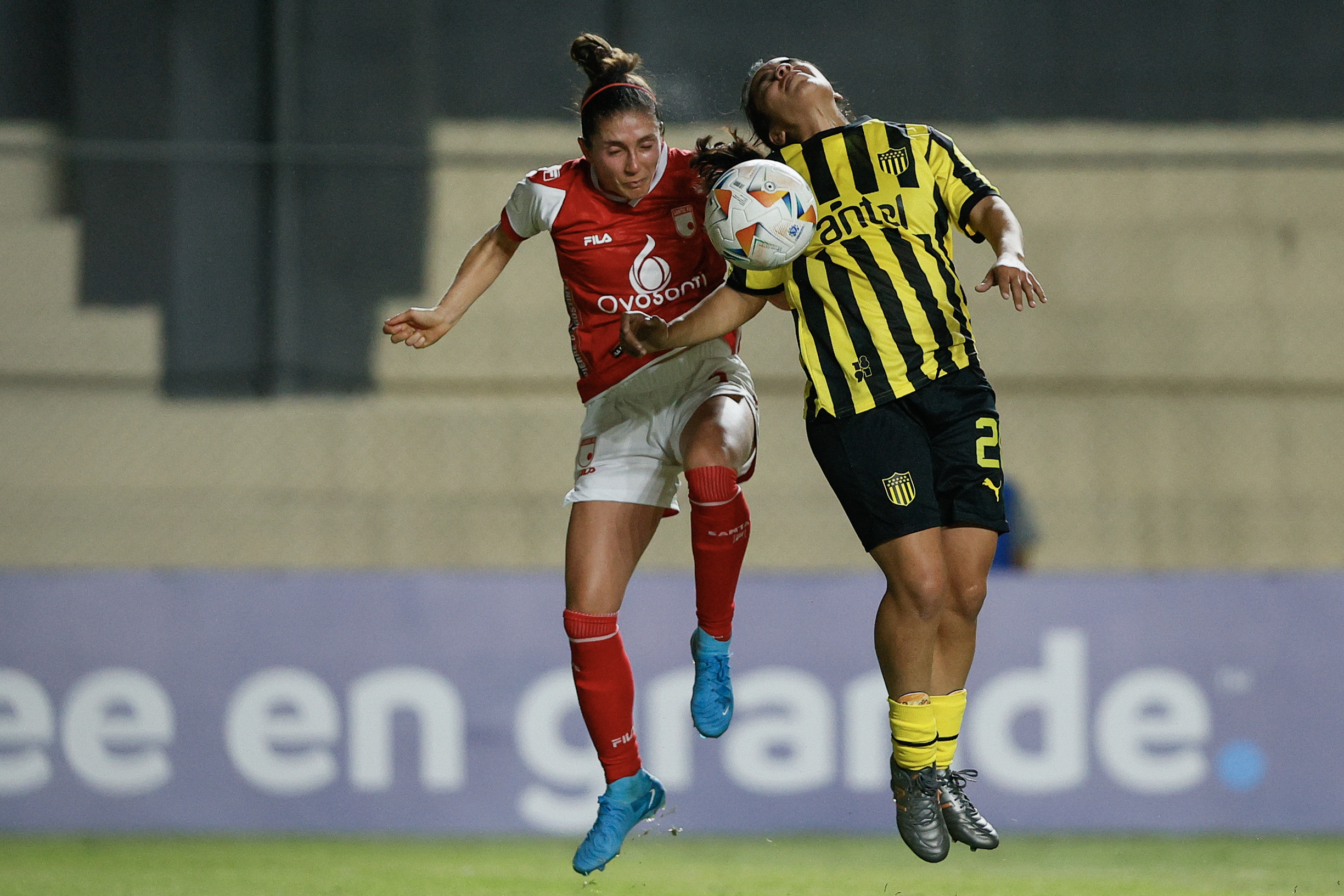 AMDEP8348. ASUNCIÓN (PARAGUAY), 04/10/2024.- Sasha Larrea (d) de Peñarol disputa el balón con Natalia Gaitán de Santa Fe este viernes , en un partido de la Copa Libertadores Femenina entre Peñarol y Santa Fe en el estadio Arsenio Erico en Asunción (Paraguay).  EFE/ Juan Pablo Pino
