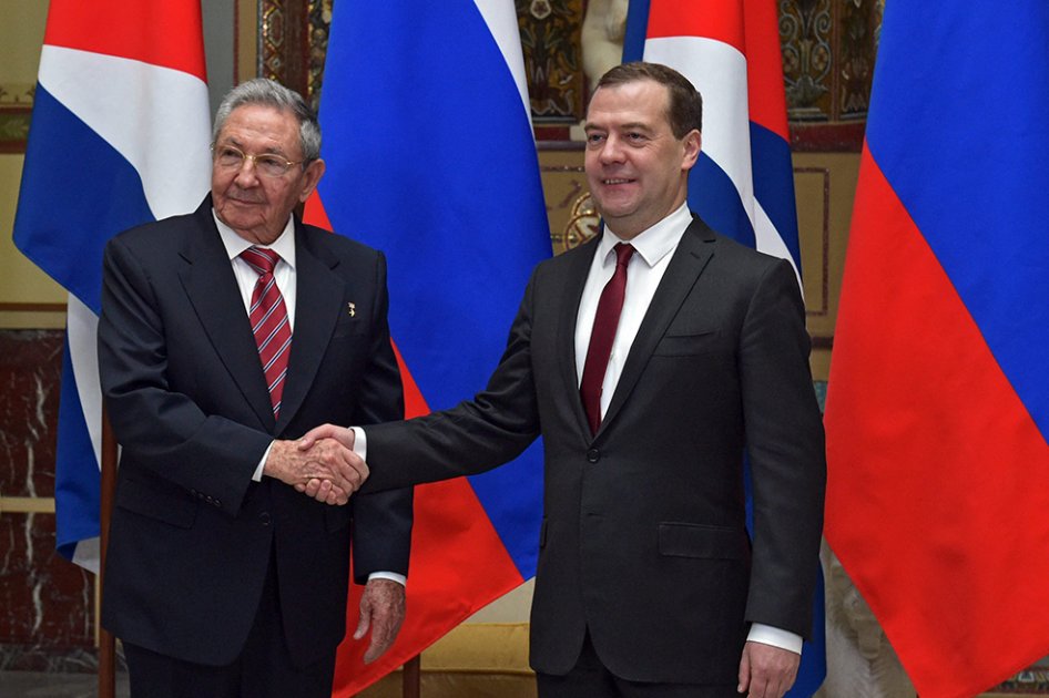 El primer ministro ruso, Dmitri Medvédev, saluda al presidente cubano, Raúl Castro (izda), a su llegada a la reunión mantenida en Moscú, Rusia./ EFE
