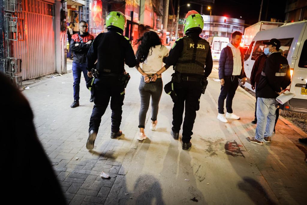 Suspenden 19 negocios tras operación del Comando Nocturno en Bogotá