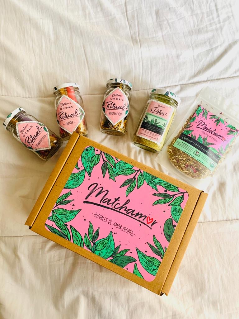 Estos rituales contienen un cuarzo rosado para el amor, una turmalina negra para la protección y una amatista para la transmutación. Vienen acompañadas de una vela que se enciende para atraer la luz, un trozo de salvia seca de california para limpiar el espacio, unpalo santo para abrir lo canales para recibir lo que deseamos, las intensionesy el cristal que te debe acompañar.