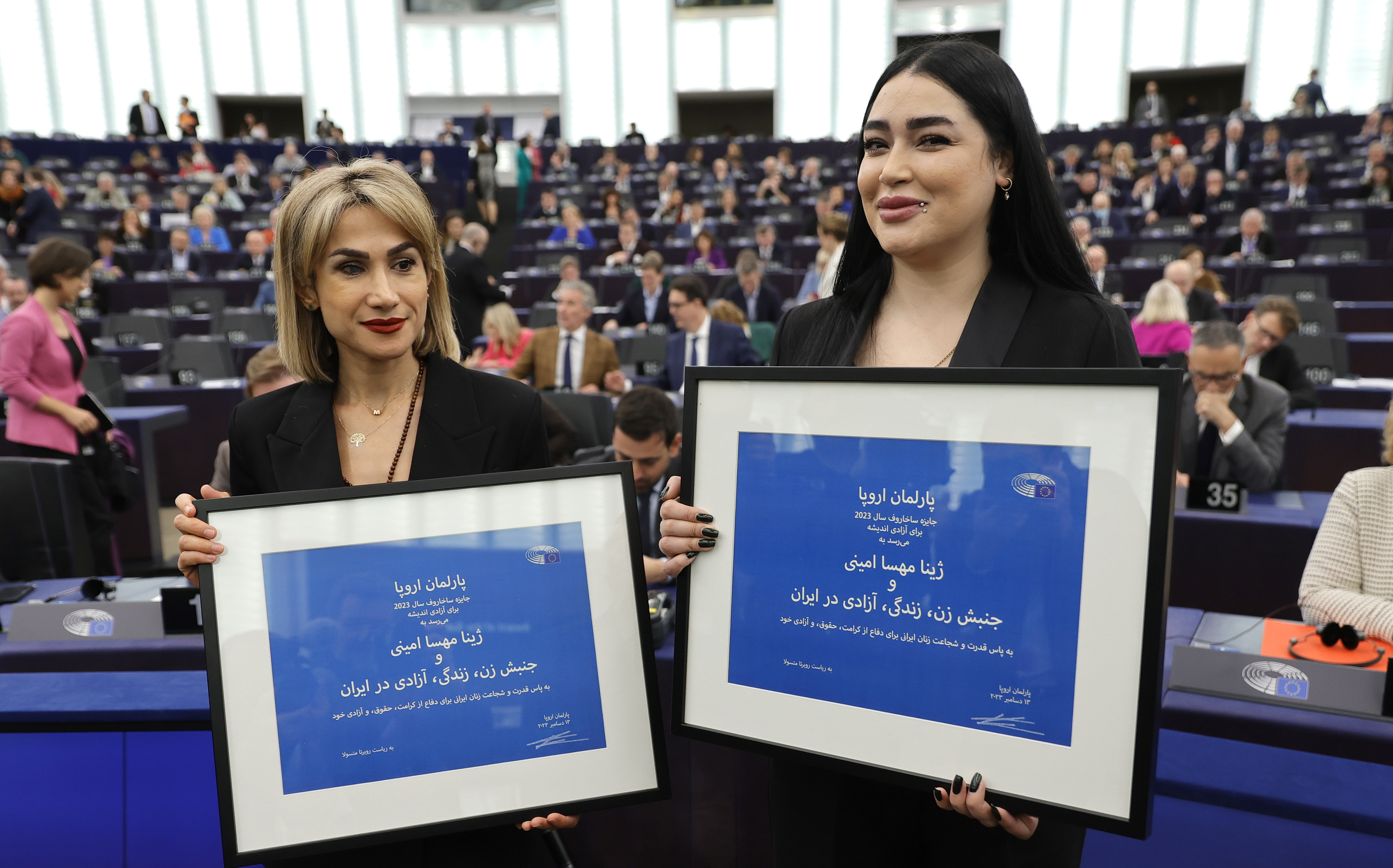 Mujeres iraníes reciben el premio Sájarov a “Mujer, vida y libertad” y Mahsa Amini