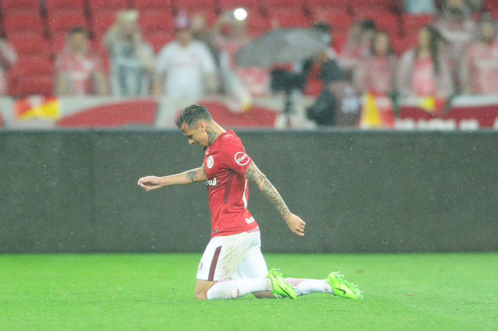 Alemão, el futbolista que recorrió de rodillas todo el campo tras una grave lesión