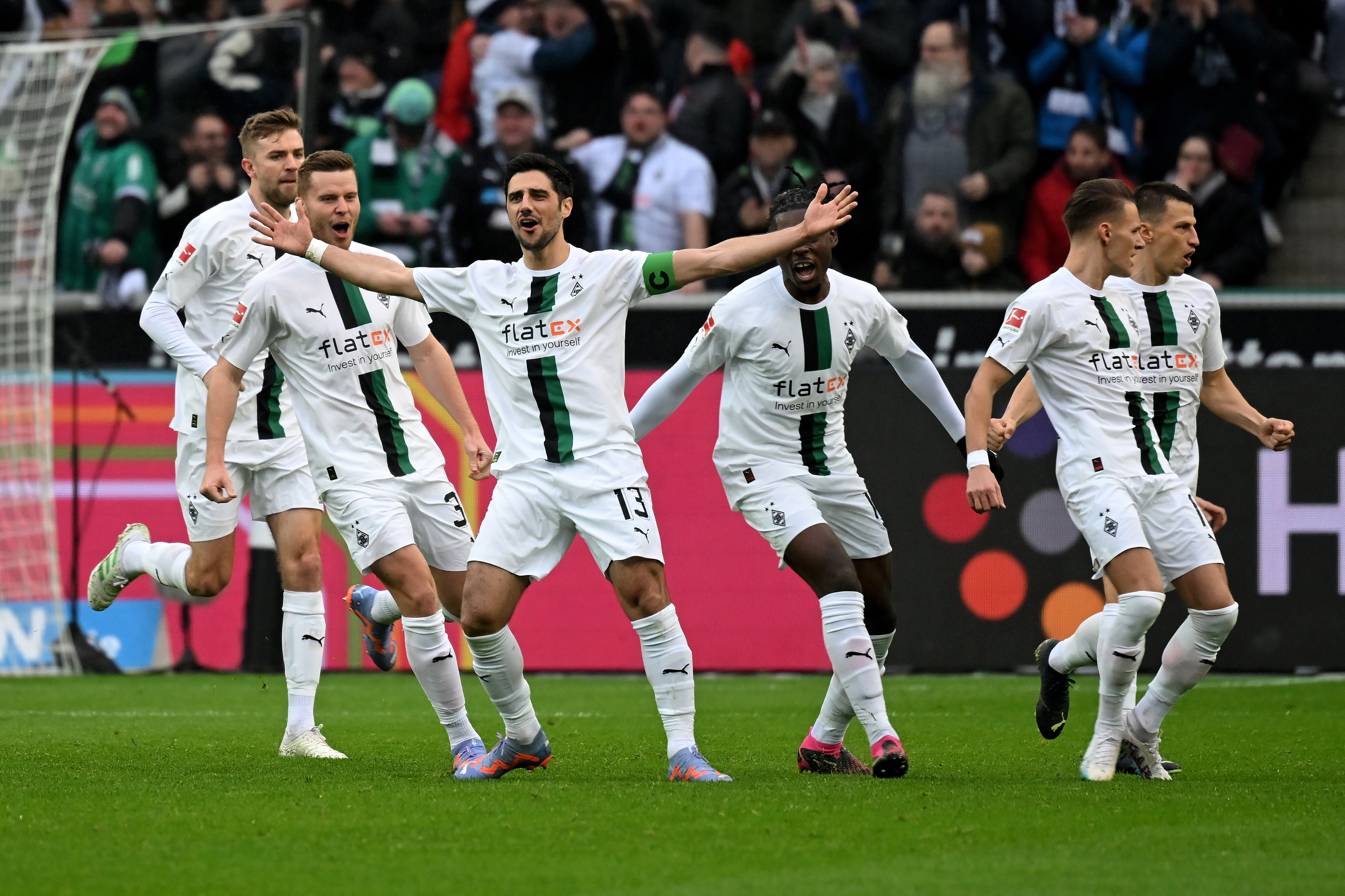 Moenchengladbach (Germany), 18/02/2023.- Moenchengladbach's Lars Stindl (C) celebrates scoring the opening goal during the German Bundesliga soccer match between Borussia Moenchengladbach and FC Bayern Muenchen in Moenchengladbach, Germany, 18 February 2023. (Abierto, Alemania, Rusia) EFE/EPA/ULRICH HUFNAGEL CONDITIONS - ATTENTION: The DFL regulations prohibit any use of photographs as image sequences and/or quasi-video.