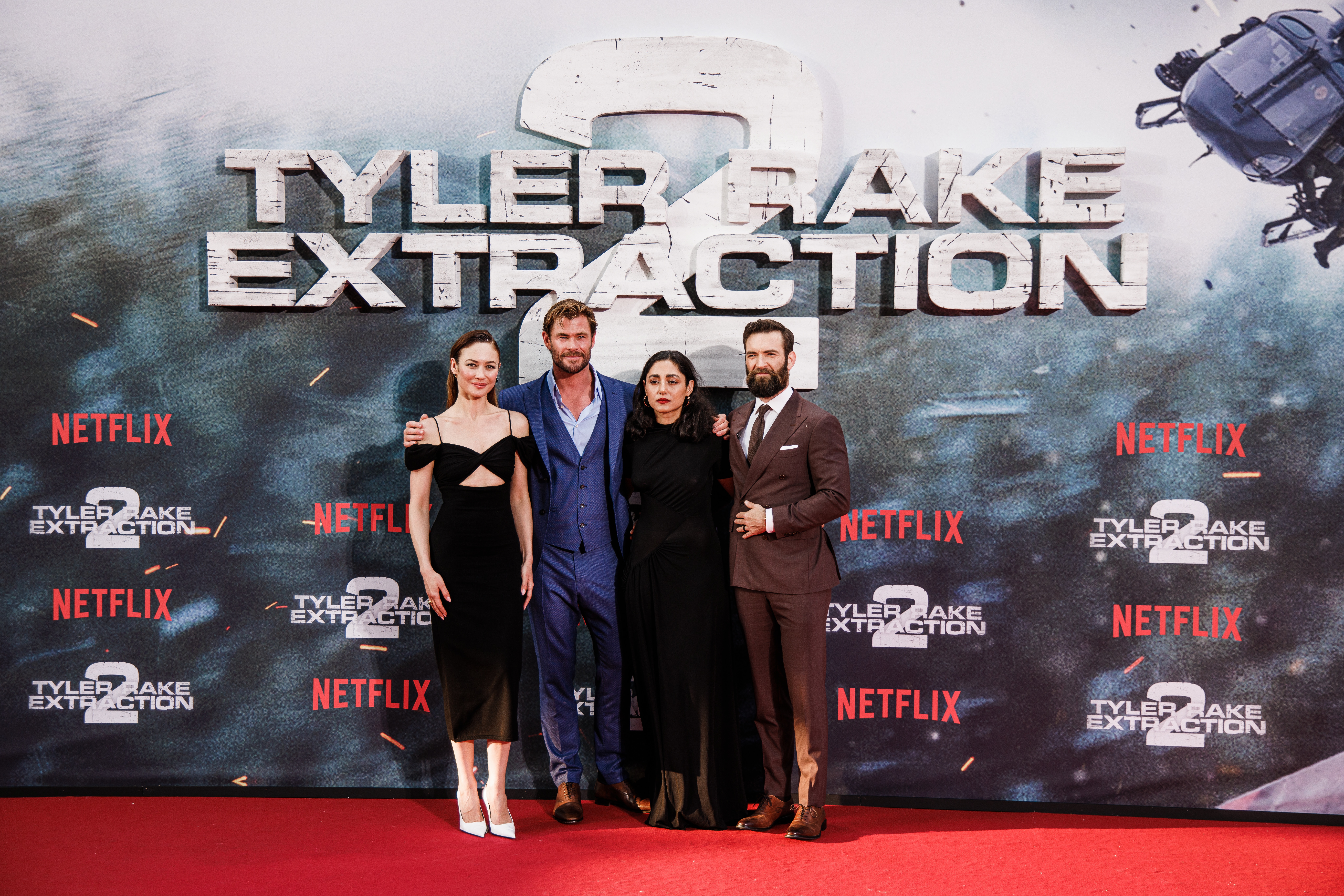 Berlin (Germany), 09/06/2023.- (L-R) Ukrainian-French actor and model Olga Kurylenko, Australian actor Chris Hemsworth, Iranian actor Golshifteh Farahani and US filmmaker Sam Hargrave pose for photographers as they arrive for the Special Screening of 'Tyler Rake: Extraction 2' in Berlin, Germany, 09 June 2023. The movie is set to be released by Netflix on 16 June 2023. (Alemania) EFE/EPA/CLEMENS BILAN