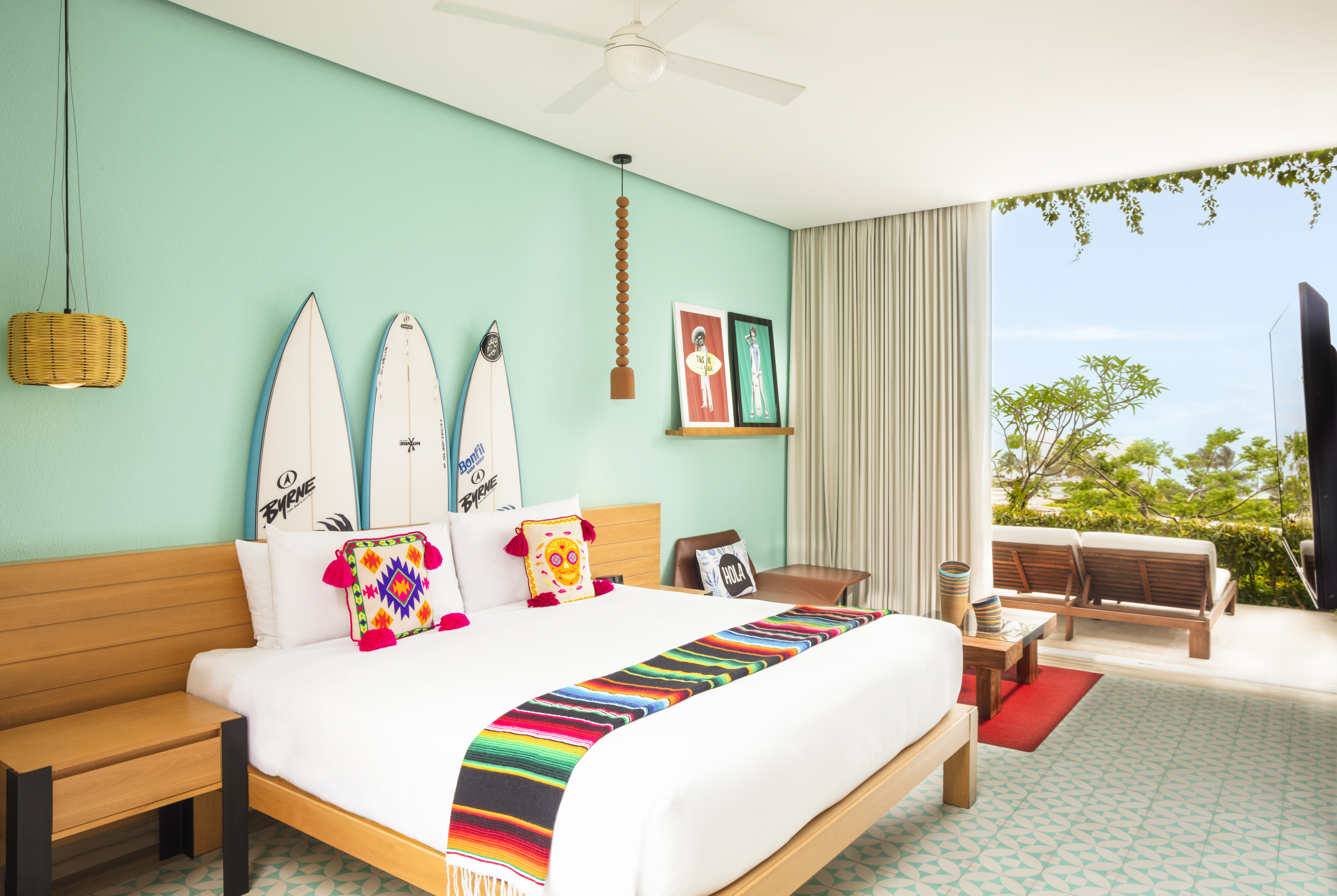 Llenas de la energía de la bohemia cultura del surf, cada una incluye detalles indudablemente mexicanos, entre ellos alegres almohadas, pantallas tejidas, tablas de surf y murales ingeniosos que reflejan la cultura local en cada rincón.