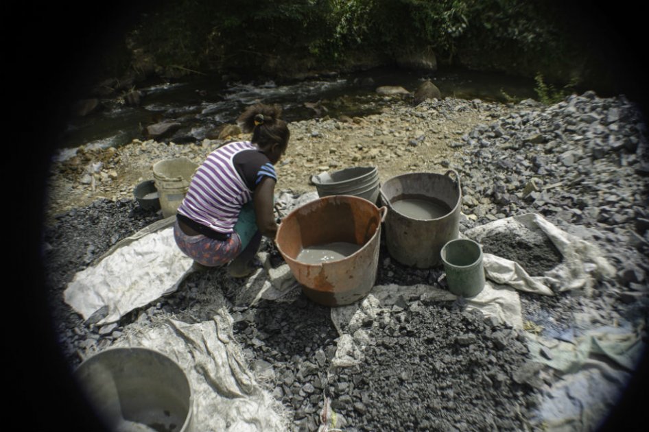 Magnates del oro versus pequeños mineros
