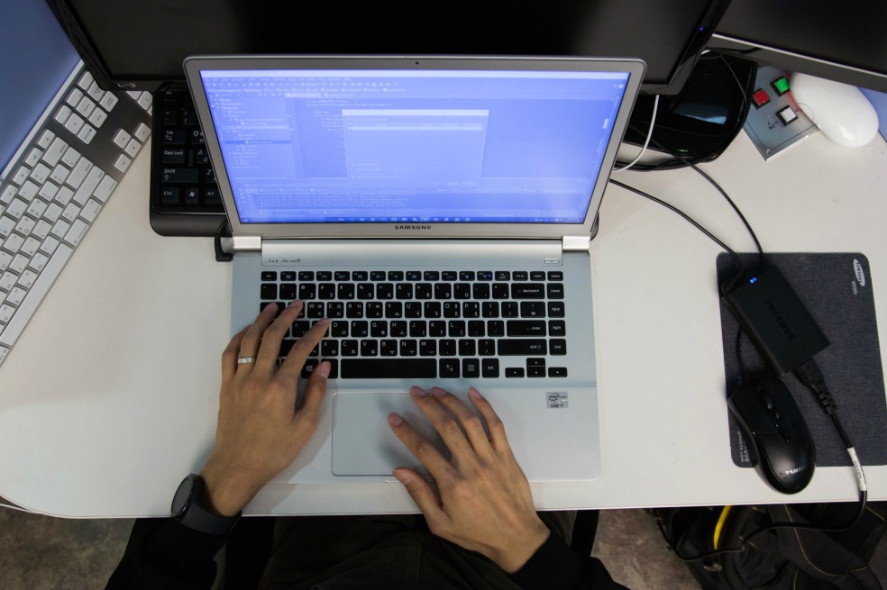 Manos tecleando un computador.
