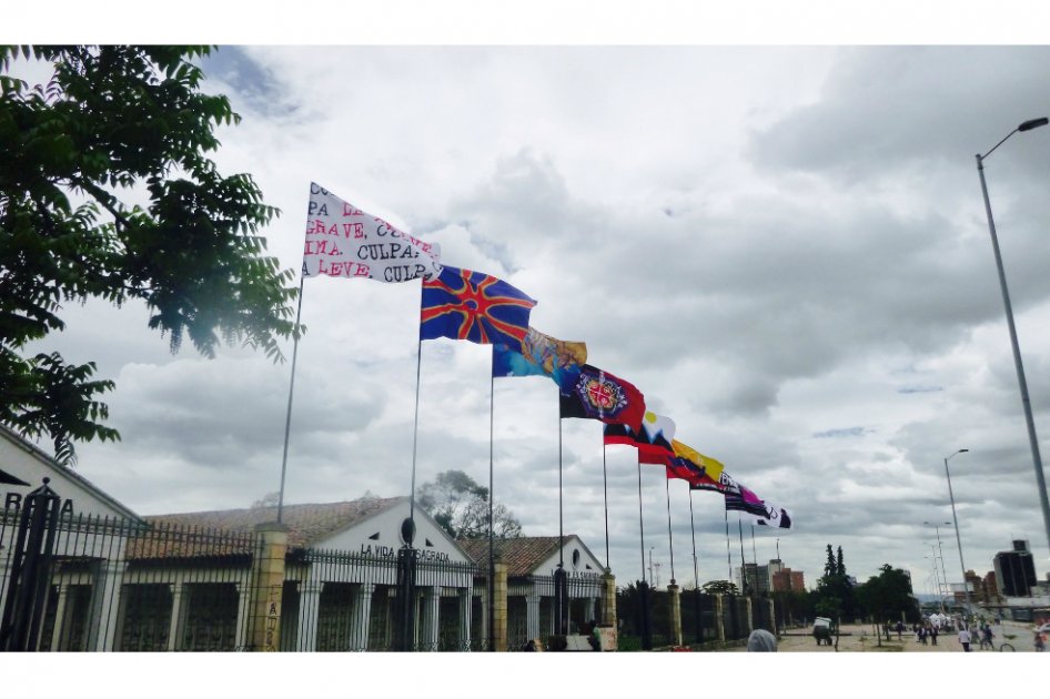 Banderas que se exhiben en Centro de Memoria Paz y Reconciliación, en Bogotá, como parte de la exposición "ReBandera". / Cortesía.
