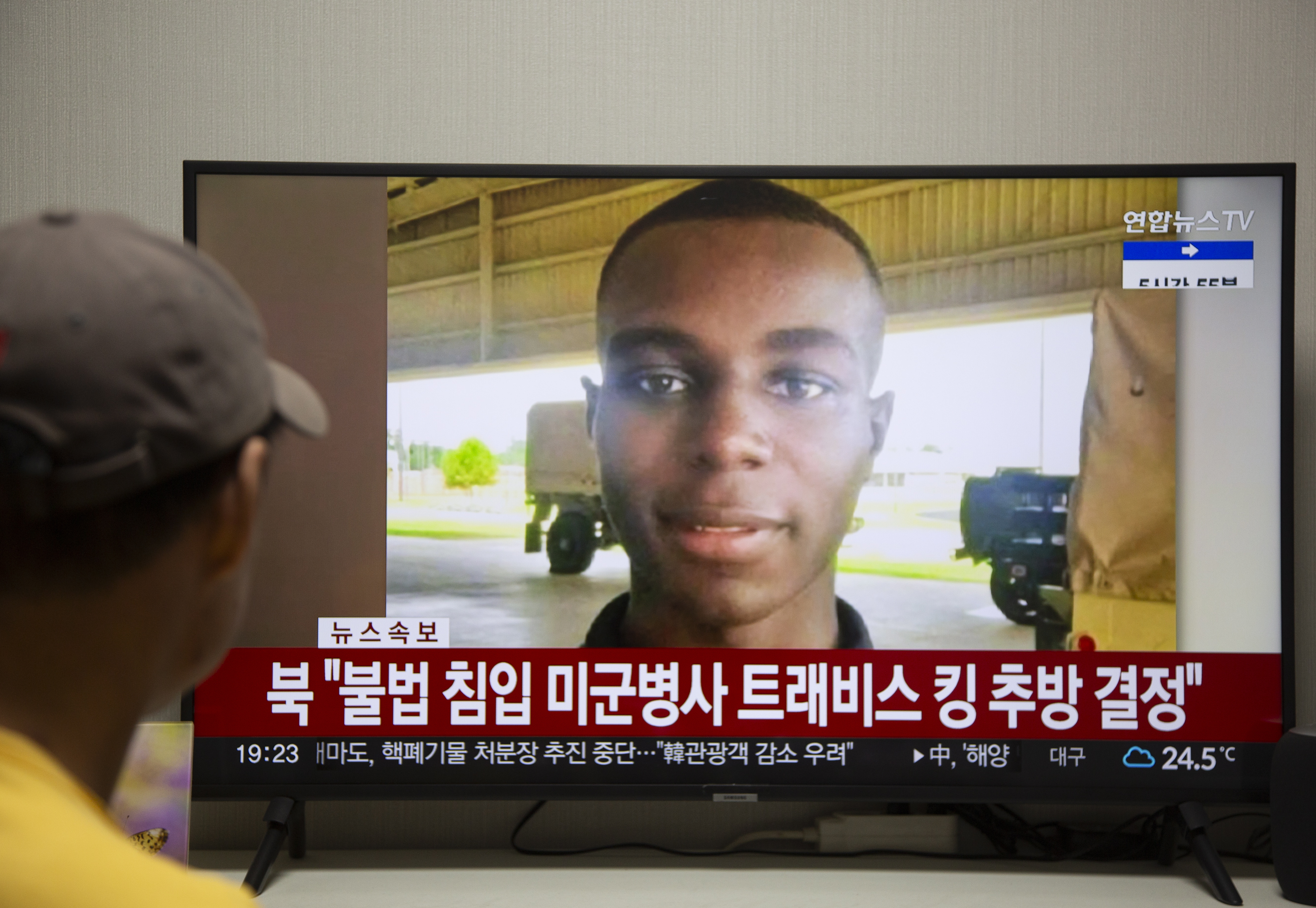 Seoul (Korea, Republic Of), 27/09/2023.- A man watches the news showing US soldier Travis King on screen, at a his home in Seoul, South Korea, 27 September 2023. According to North Korean Central News Agency on 27 September, North Korea will expel Travis King, a U.S. soldier who has been detained in North Korea after running across the inter-Korean border in July. (Corea del Sur, Seúl) EFE/EPA/JEON HEON-KYUN