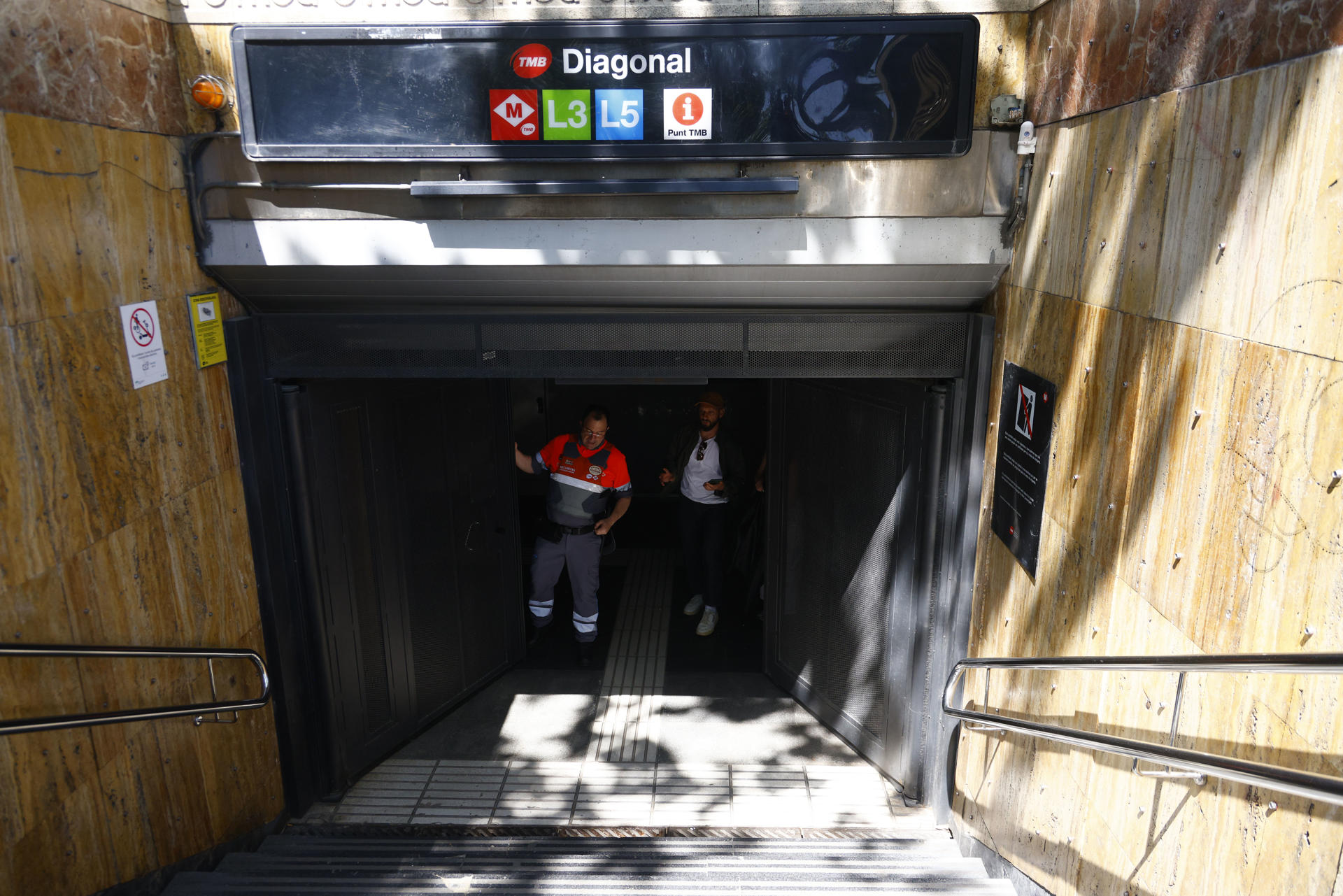 BARCELONA, 28/04/2025.- Fotografía de la situación este lunes, durante el apagón en Barcelona. El suministro eléctrico se está recuperando ya en la corona metropolitana de Barcelona, en las comarcas de Barcelonès, Garraf, Alt Penedès, Baix Llobregat, Vallès Occidental y Maresme, según ha informado Endesa. EFE/ Quique Garcia