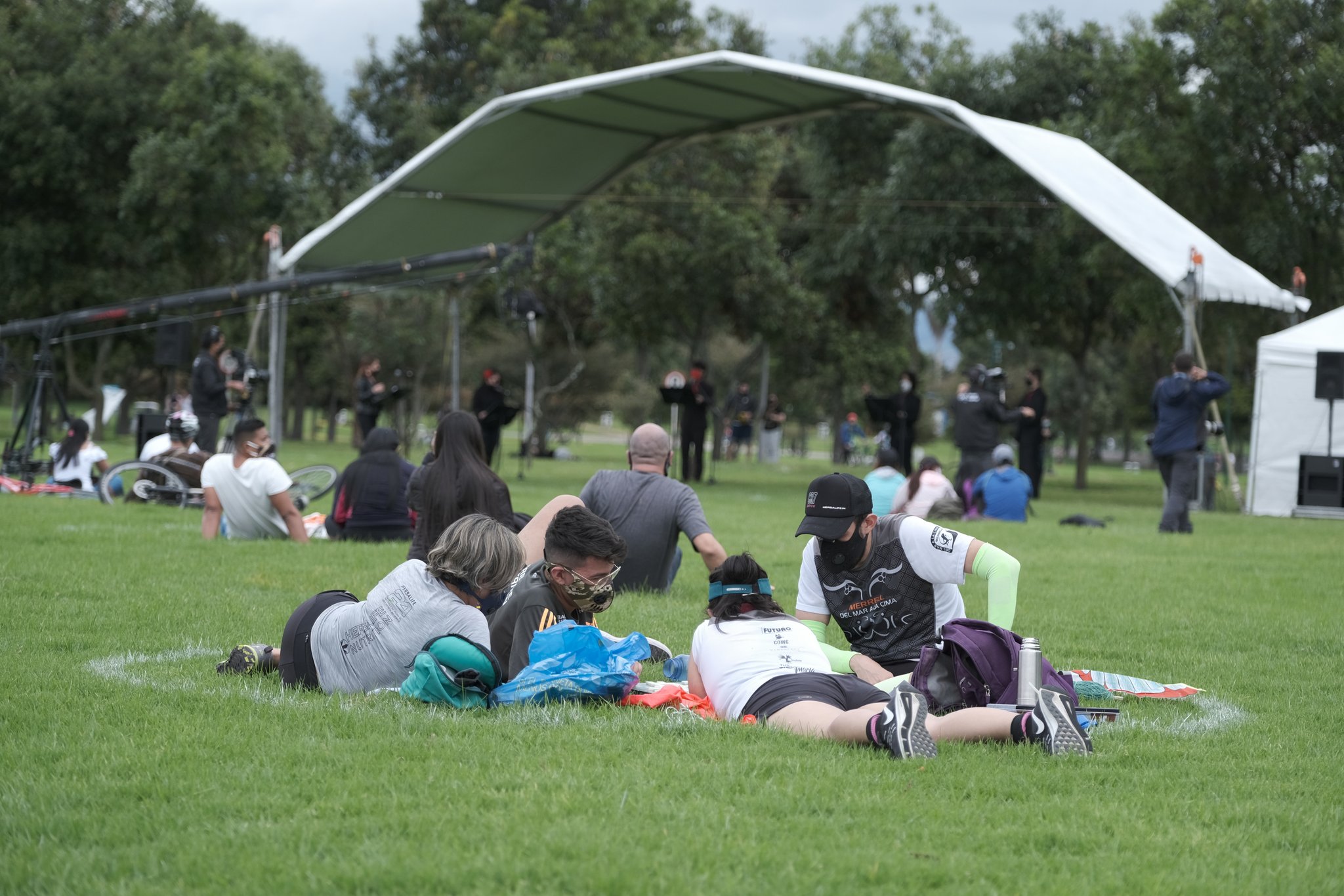 A los parques sí se pueden llevar mascotas, pero estas deben estar en todo momento sujetas con las correas, no se les puede dejar sueltas.