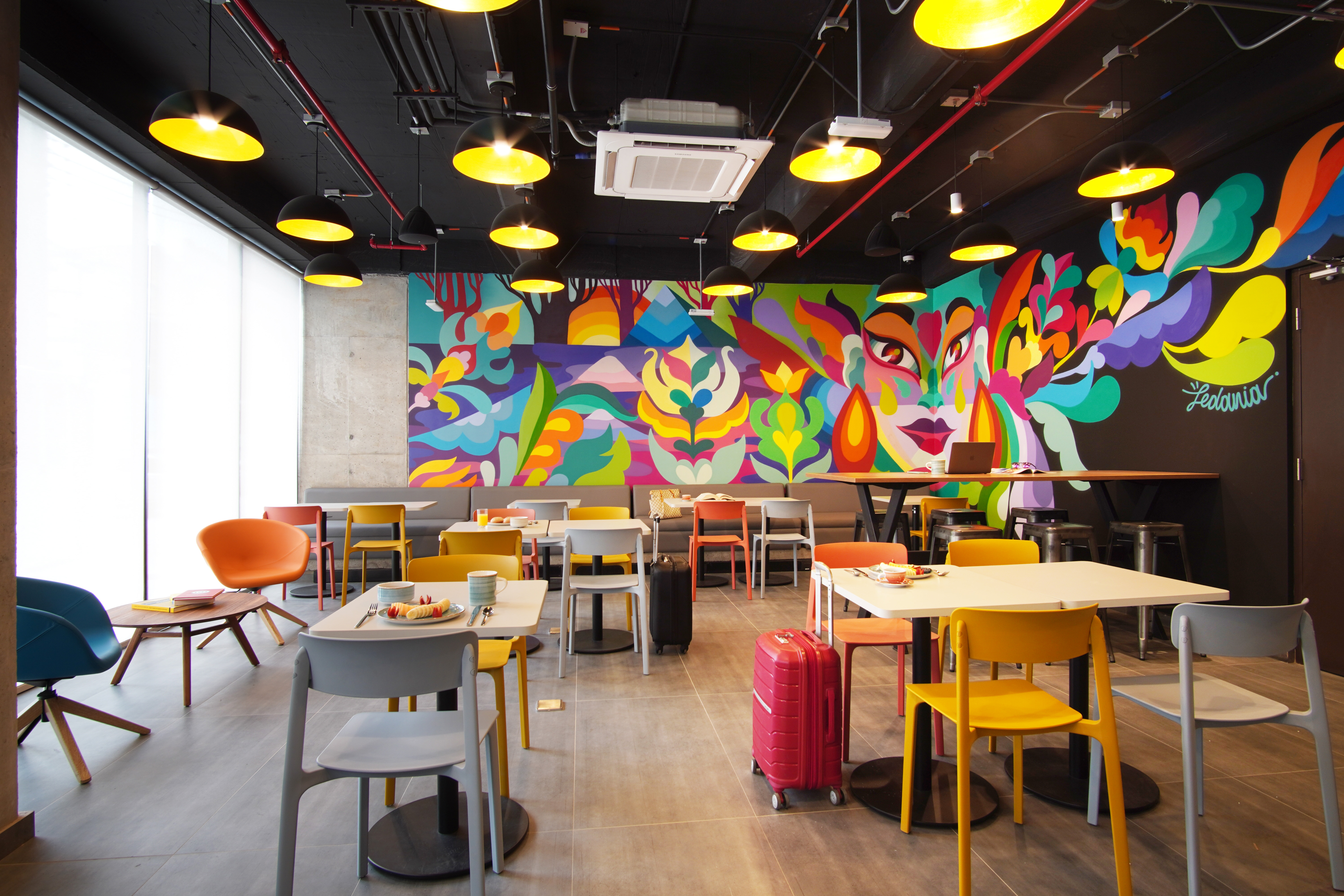 Ibis budget Bogotá Marly cuenta con un área total de 4.953 m2, con 10 pisos y 120 habitaciones.