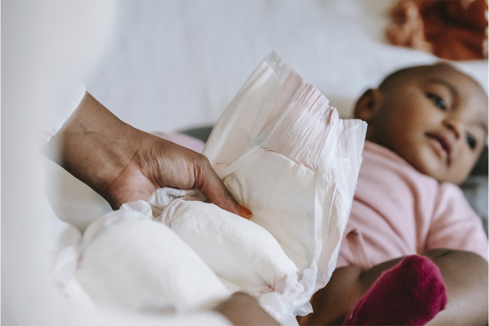 ¿Eres de los que se enreda cambiando el pañal tu bebe? Nosotros te explicamos cómo hacer fácil y rápido.