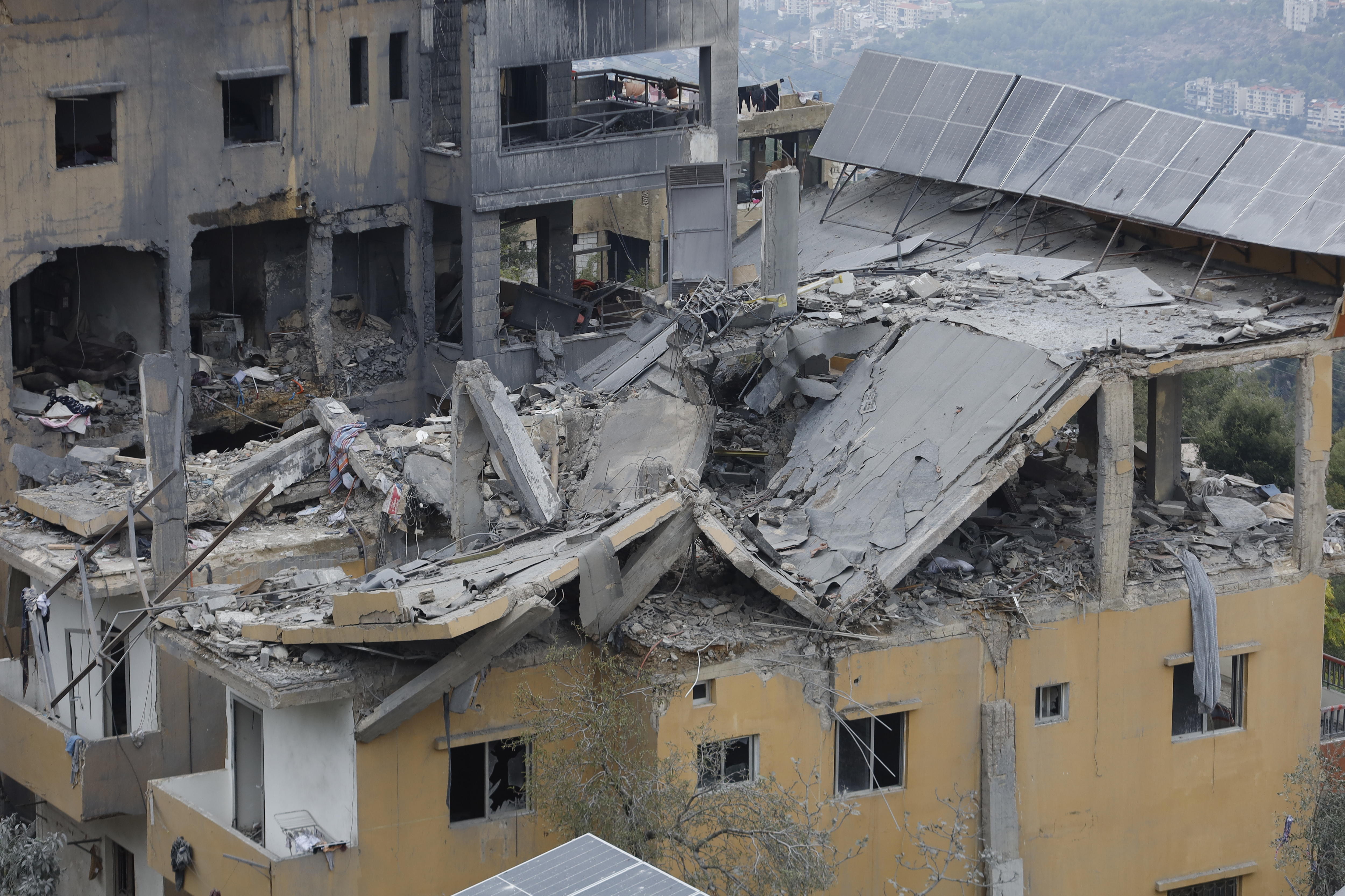 Aley (Lebanon), 07/10/2024.- View of a damaged building following an Israeli strike at Qamatiyeh village in Aley, southeast of Beirut, Lebanon, 07 October 2024. According to the Lebanese Ministry of Health, six people died, including three children, and 11 were wounded following the strike. (Líbano) EFE/EPA/STR