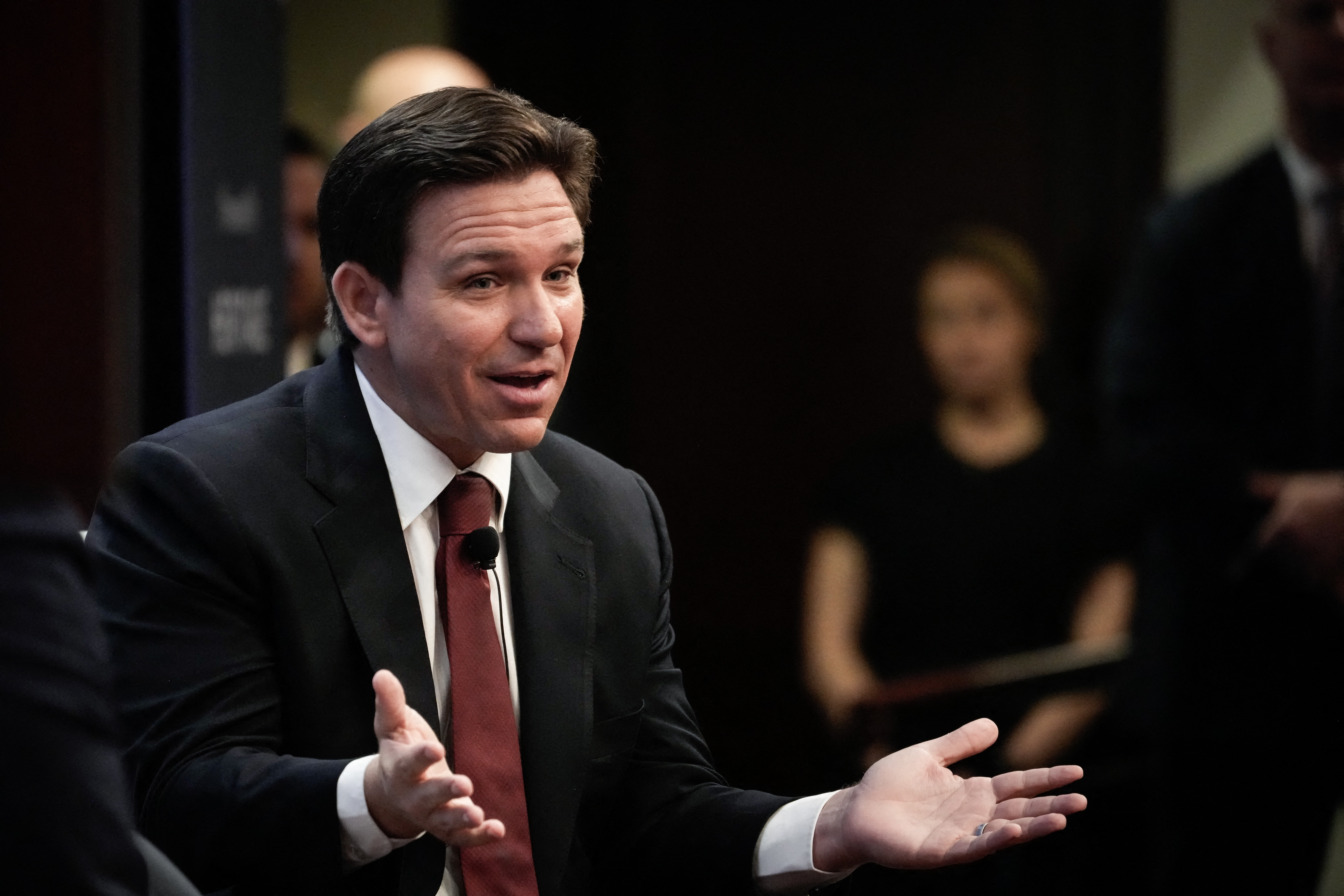 ¿DeSantis está usando zapatos especiales para parecer más alto en campaña?
