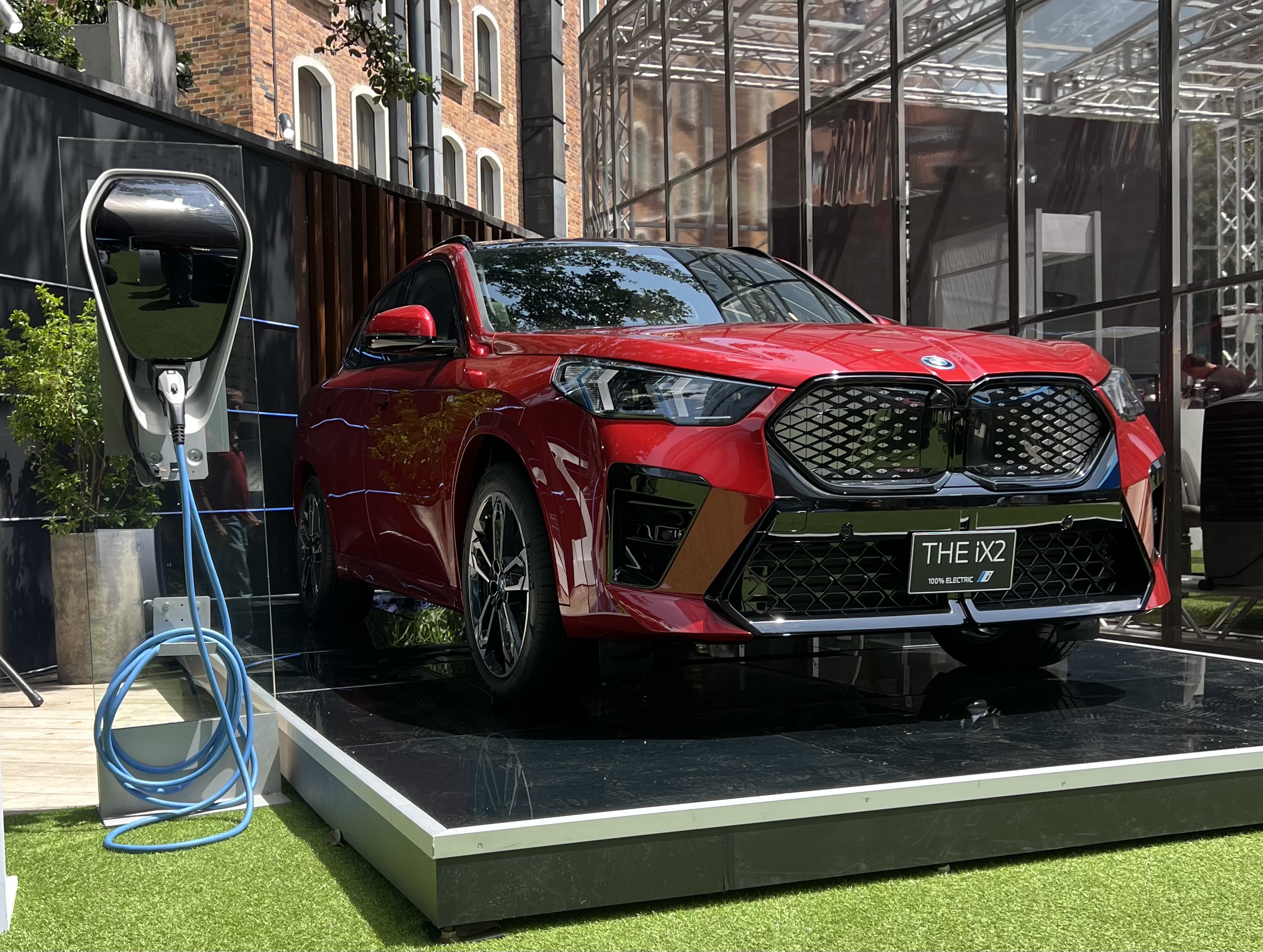 5 novedades de la nueva BMW iX2 (eléctrica) que ya se vende en Colombia