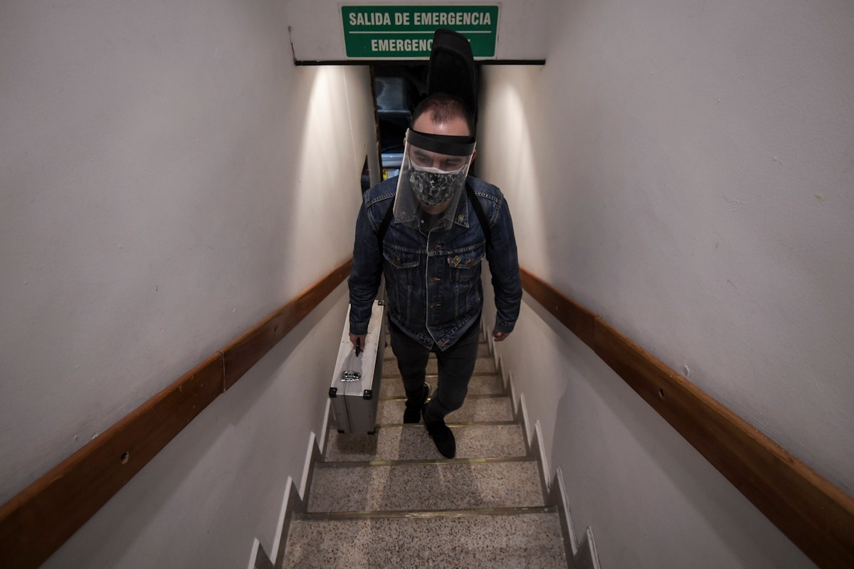 Uno de los sectores más afectados tras la pandemia por el nuevo coronavirus ha sido la industria musical, es por esto que algunos espacios han cambiado y se han adaptado al nuevo estilo de vida. Ese es el caso de las salas de ensayo 4Cuartos, donde se han implementado varias medidas y protocolos para evitar el contagio del virus sin dejar de hacer de música. / Mauricio Alvarado