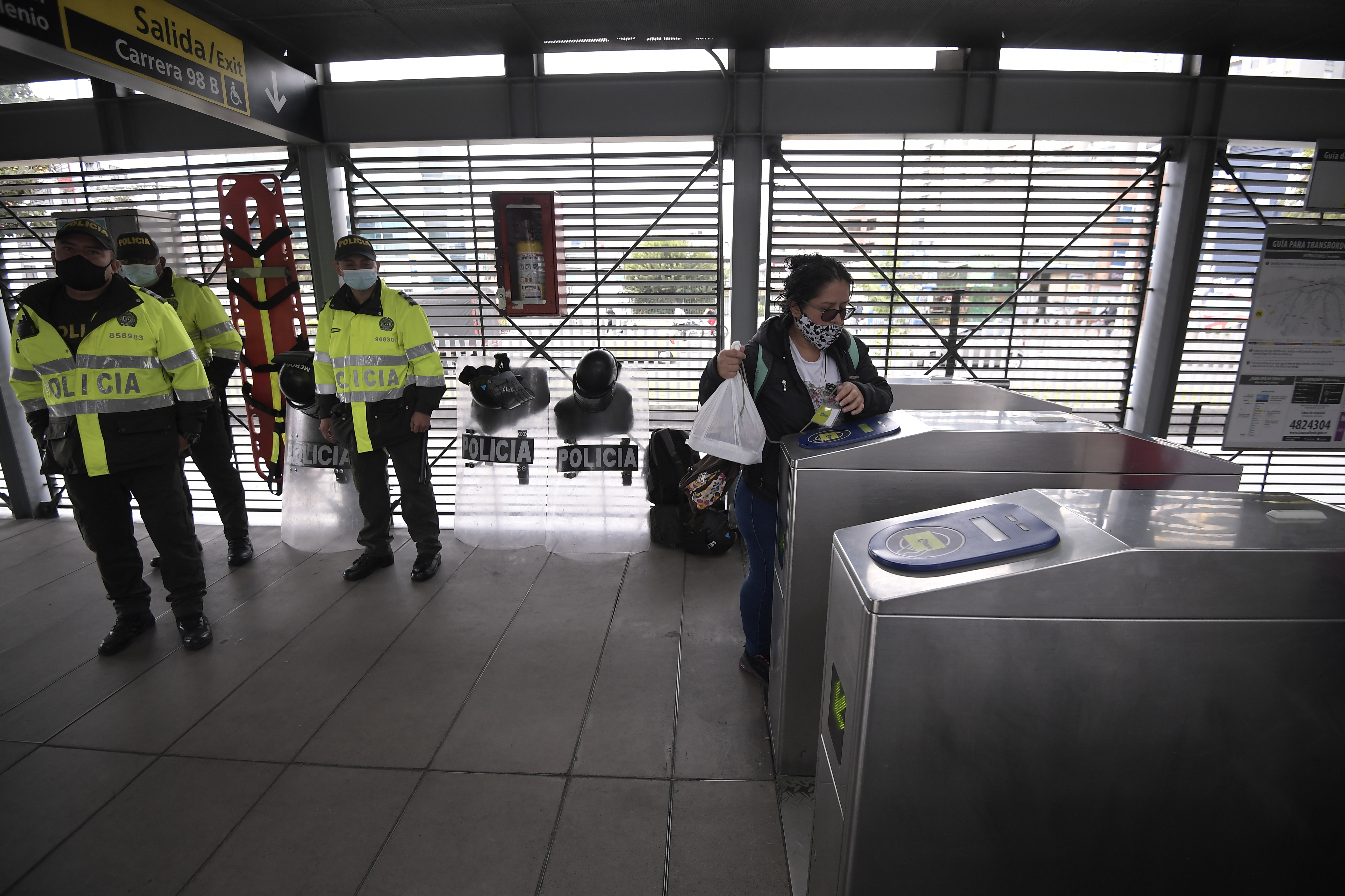 Algunos ciudadanos protestaron de forma pacífica y sin afectar la movilidad en algunos puntos de Bogotá, debido al alza en las tarifas de Transmilenio y el Sitp; La policía y el Esmad quienes custodiaban algunas estaciones y portales del sistema, realizaron detenciones arbitrarias contra los protestantes.