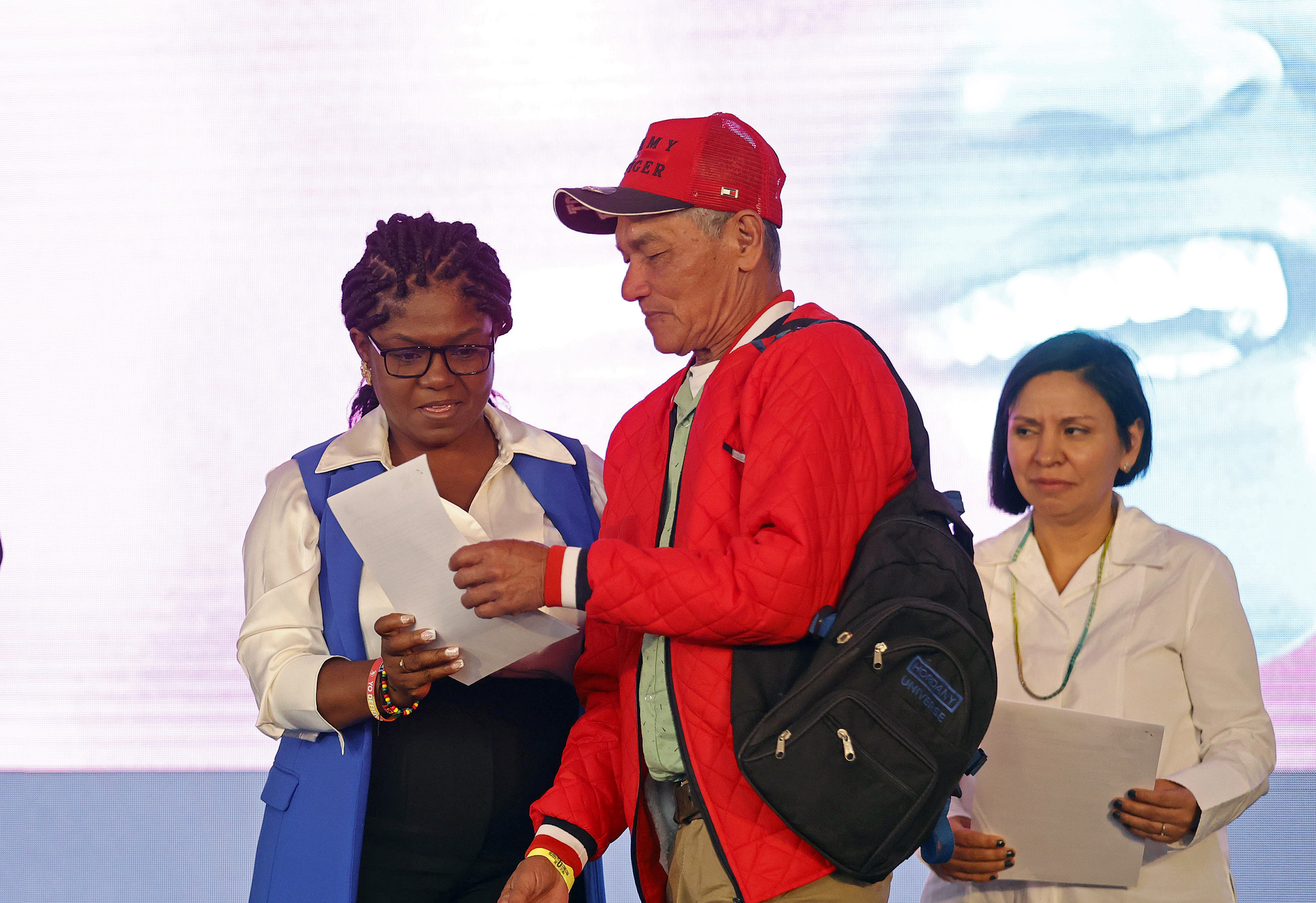 AME5783. BOGOTÁ (COLOMBIA), 09/04/2024.- La vicepresidenta Francia Márquez entrega una carta de notificación que materializa la indemnización como víctima por parte del Estado a un hombre este martes, durante una actividad del Día Nacional de la Memoria y Solidaridad con las Víctimas del Conflicto Armado, en la Plaza Bolívar de Bogotá (Colombia). EFE/ Mauricio Dueñas Castañeda