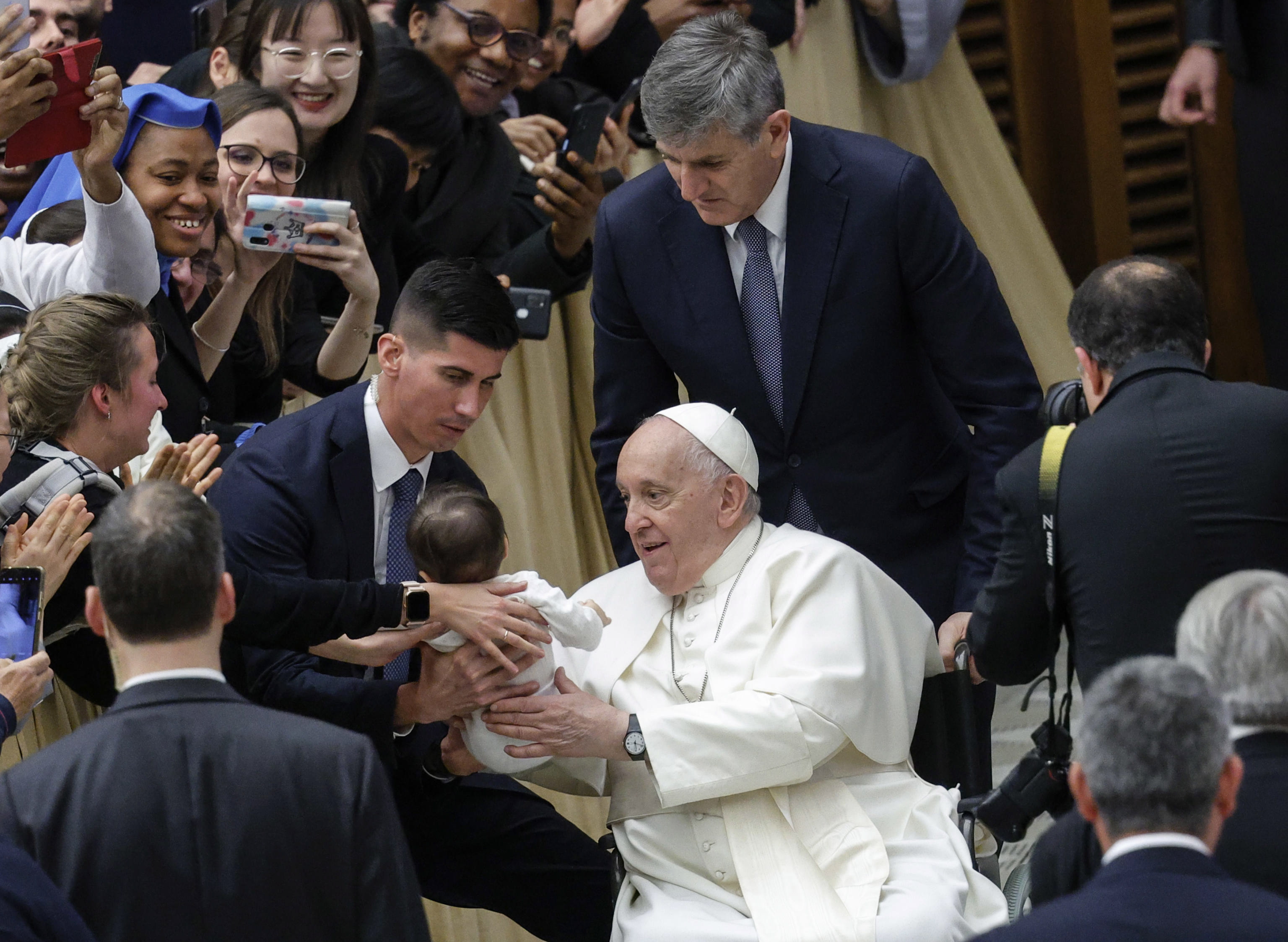 Papa Francisco regaña a una mujer que pidió la bendición para su perro