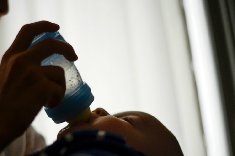 Francia retira leche infantil, que también se vende en Colombia, por riesgo de salmonela