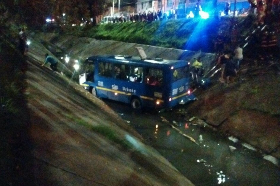Al menos 13 heridos por caída de bus del SITP a caño en el sur de Bogotá