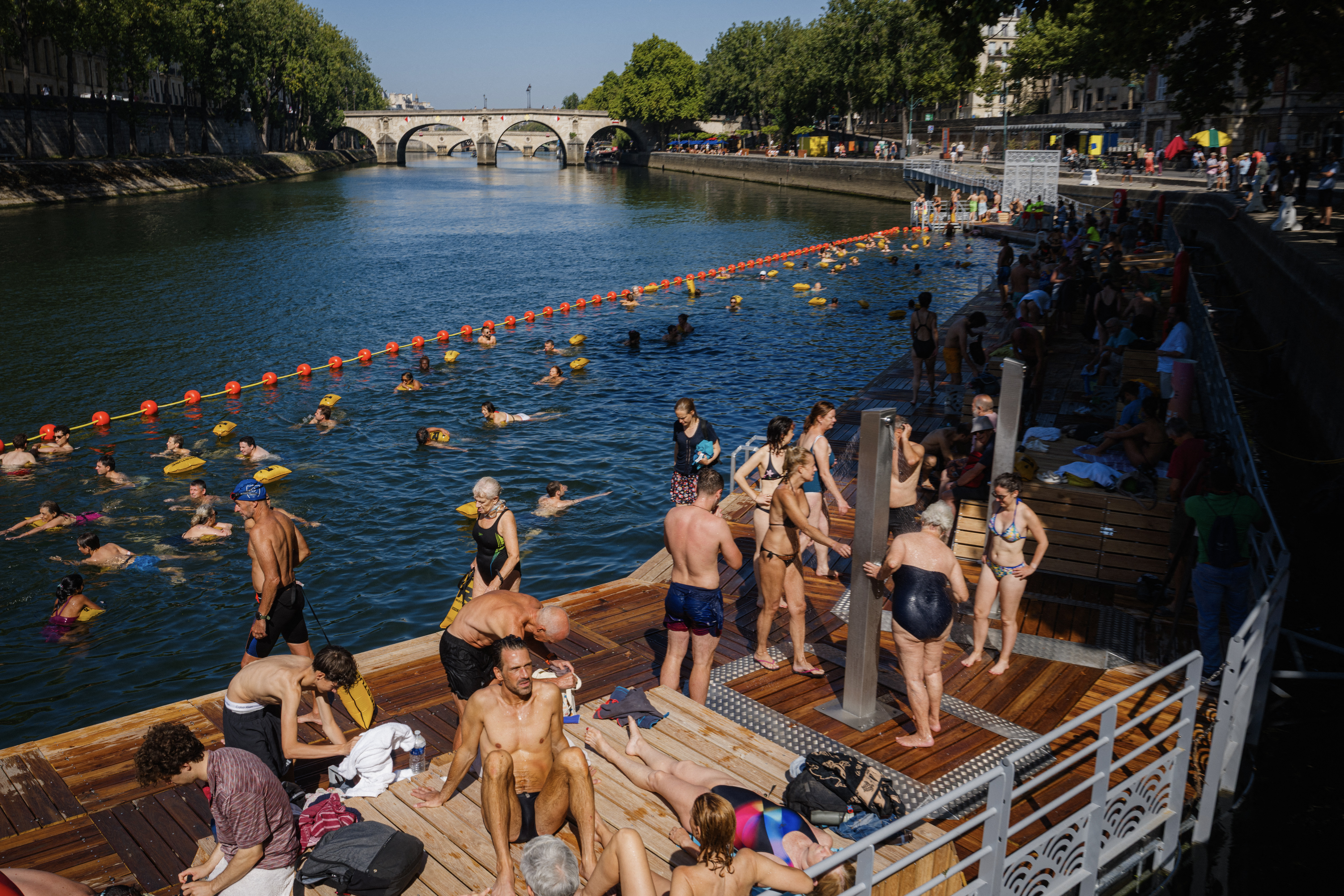 París amplía fechas para nadar en el Sena: un verano que se extiende