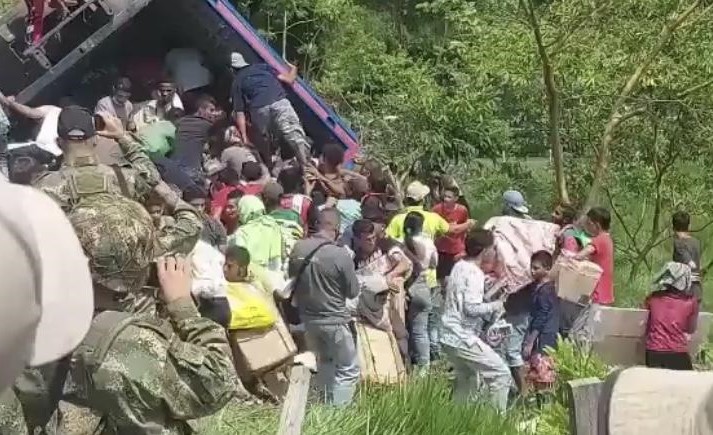 Habitantes de Valdivia (Antioquia) saquearon camión de encomiendas que se volcó