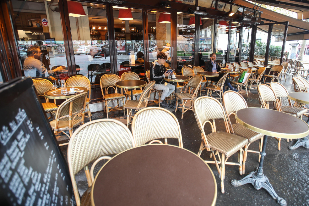 París cierra sus cafés y bares por alerta máxima de rebrote de COVID-19