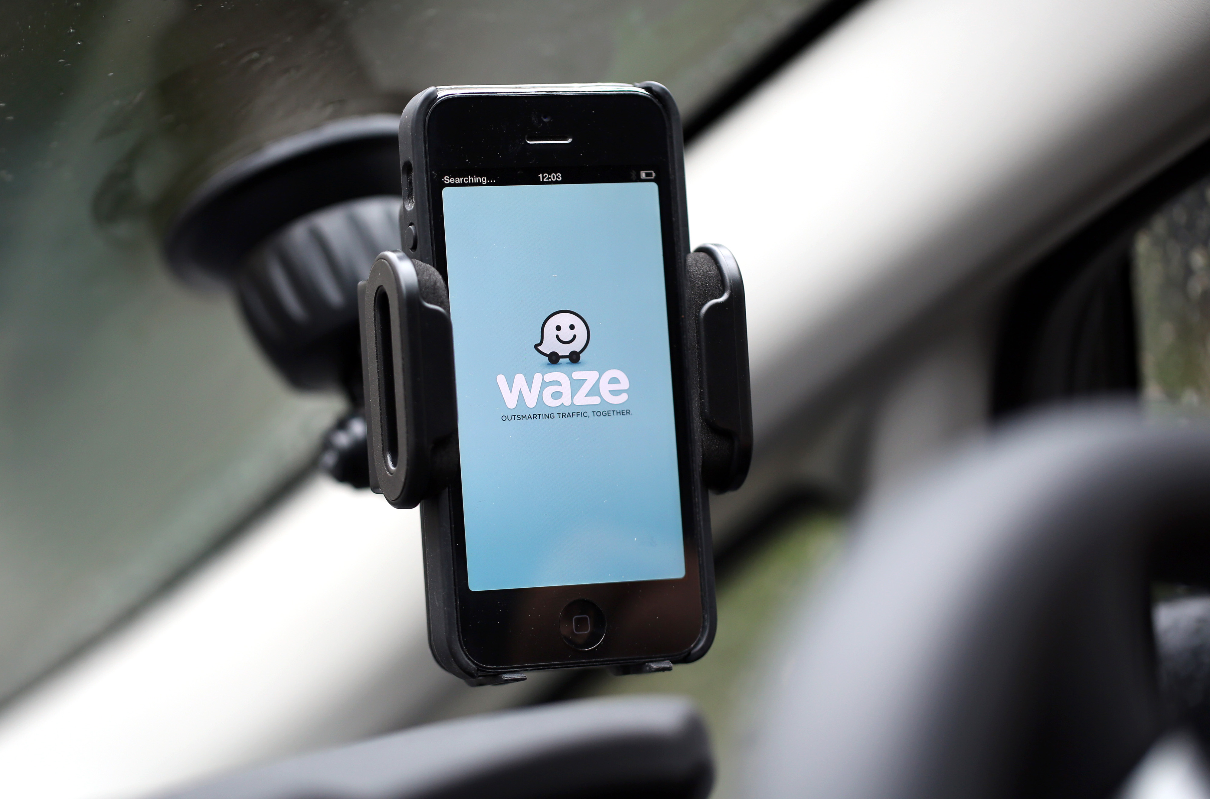 ¿Multa por usar Waze mientras conduce? Esto dice la norma en Colombia