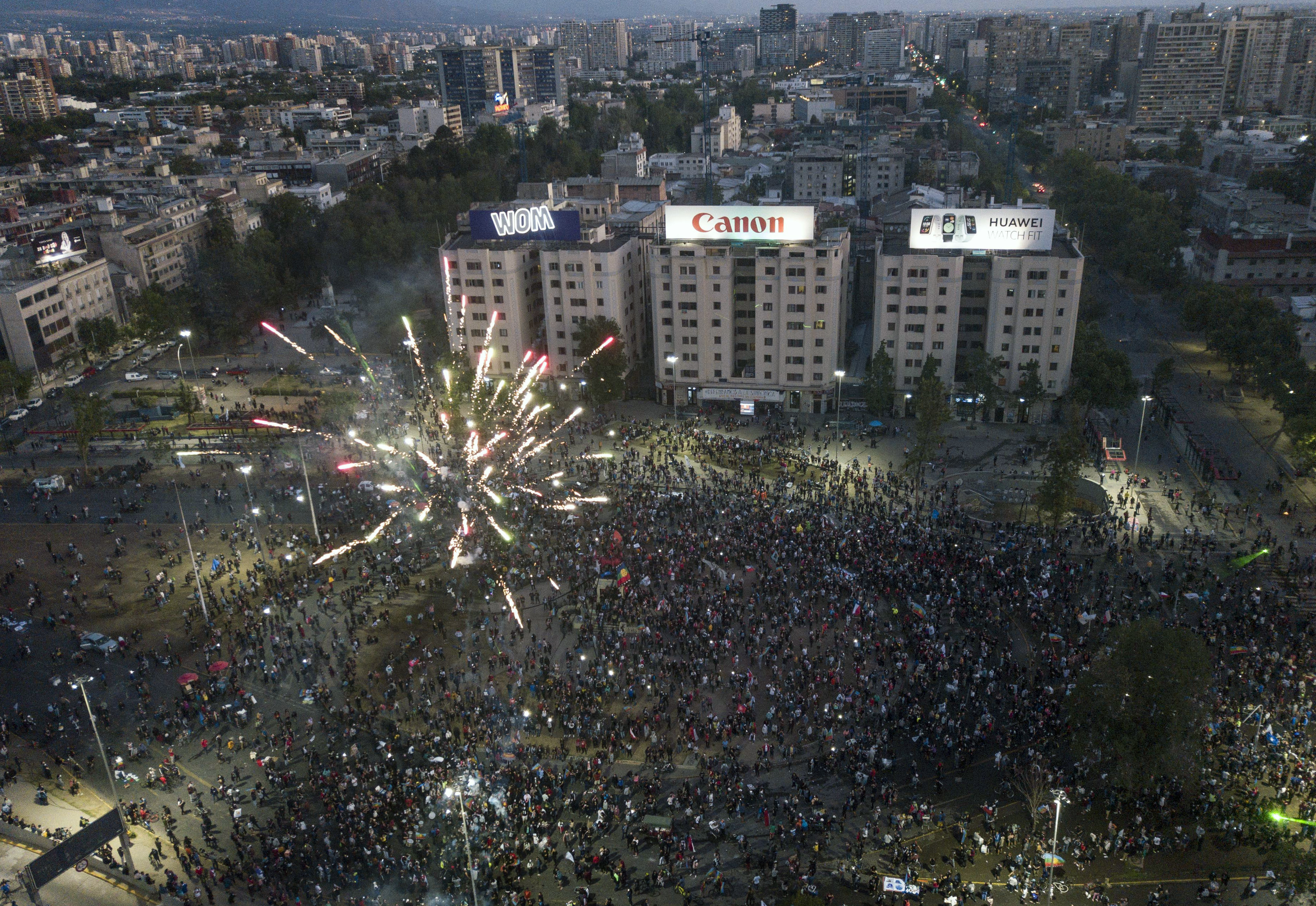 Vista aérea que muestra a manifestantes apoyando la reforma de la constitución chilena esperando los resultados oficiales del referéndum en la plaza Italia en Santiago el 25 de octubre de 2020.