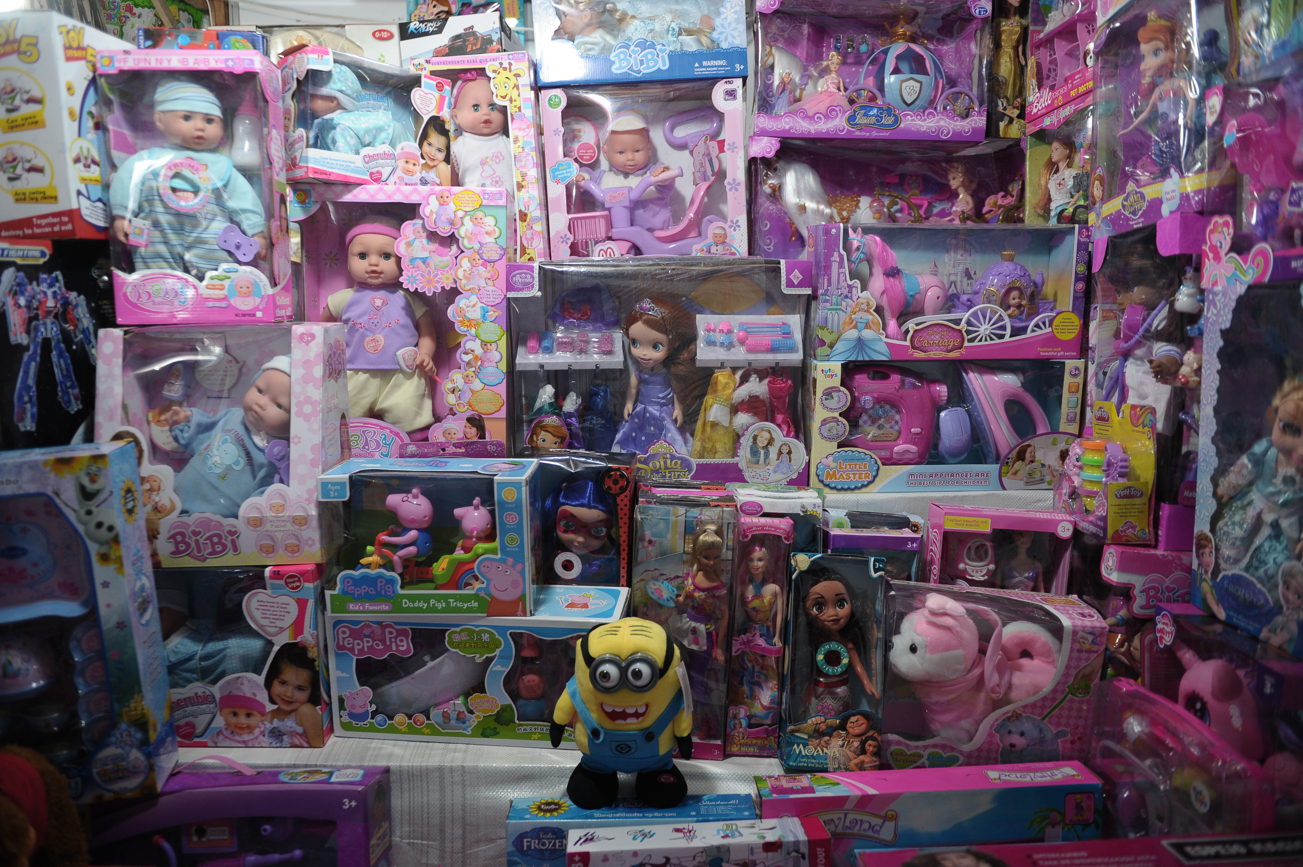 Venta de juguetes en esta feria, que reúne este año a más de 280 comerciantes y genera más de 800 empleos.